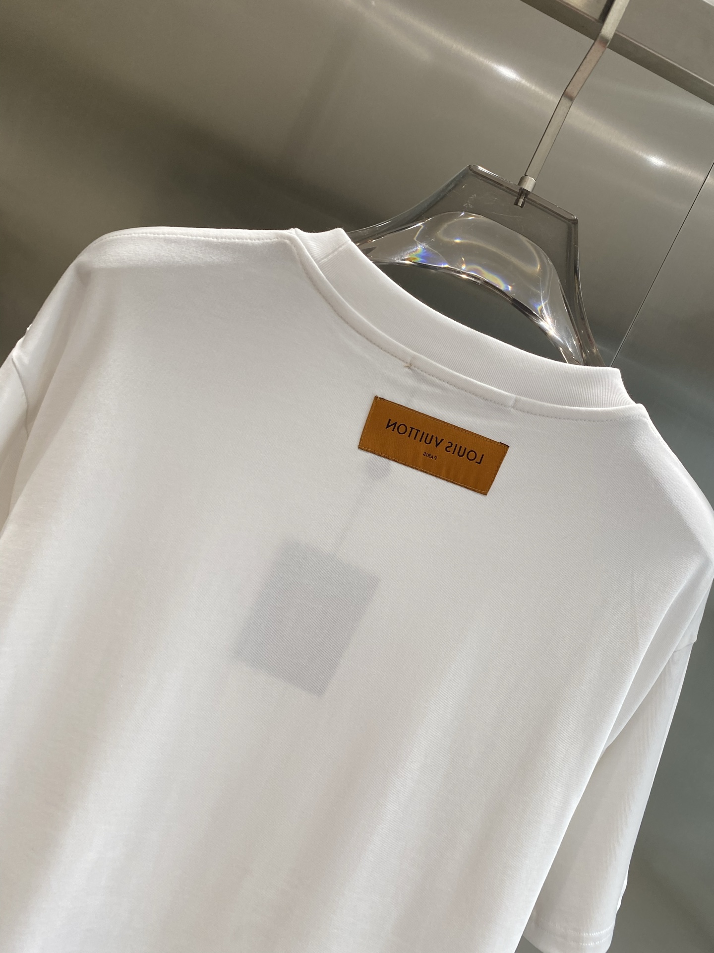 《𝙉𝙚𝙬🤍🖤 驴家》
2025新款短袖 胸前的“louisVuitton”字样搭配标志性图案，以精致的工