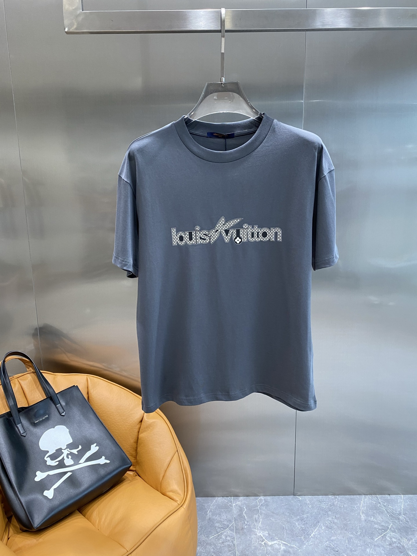 《𝙉𝙚𝙬🤍🖤 驴家》
2025新款短袖 胸前的“louisVuitton”字样搭配标志性图案，以精致的工