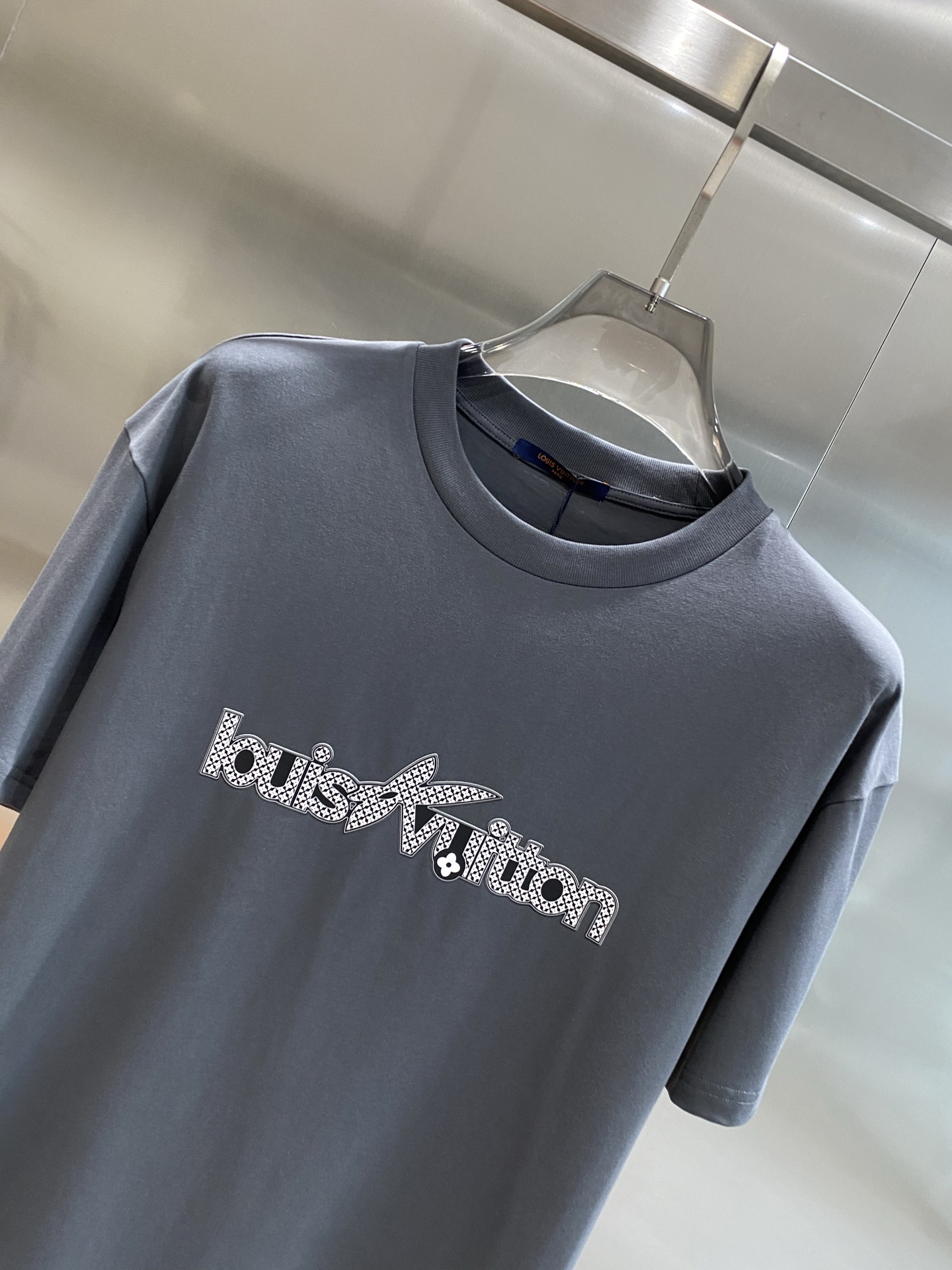 《𝙉𝙚𝙬🤍🖤 驴家》
2025新款短袖 胸前的“louisVuitton”字样搭配标志性图案，以精致的工