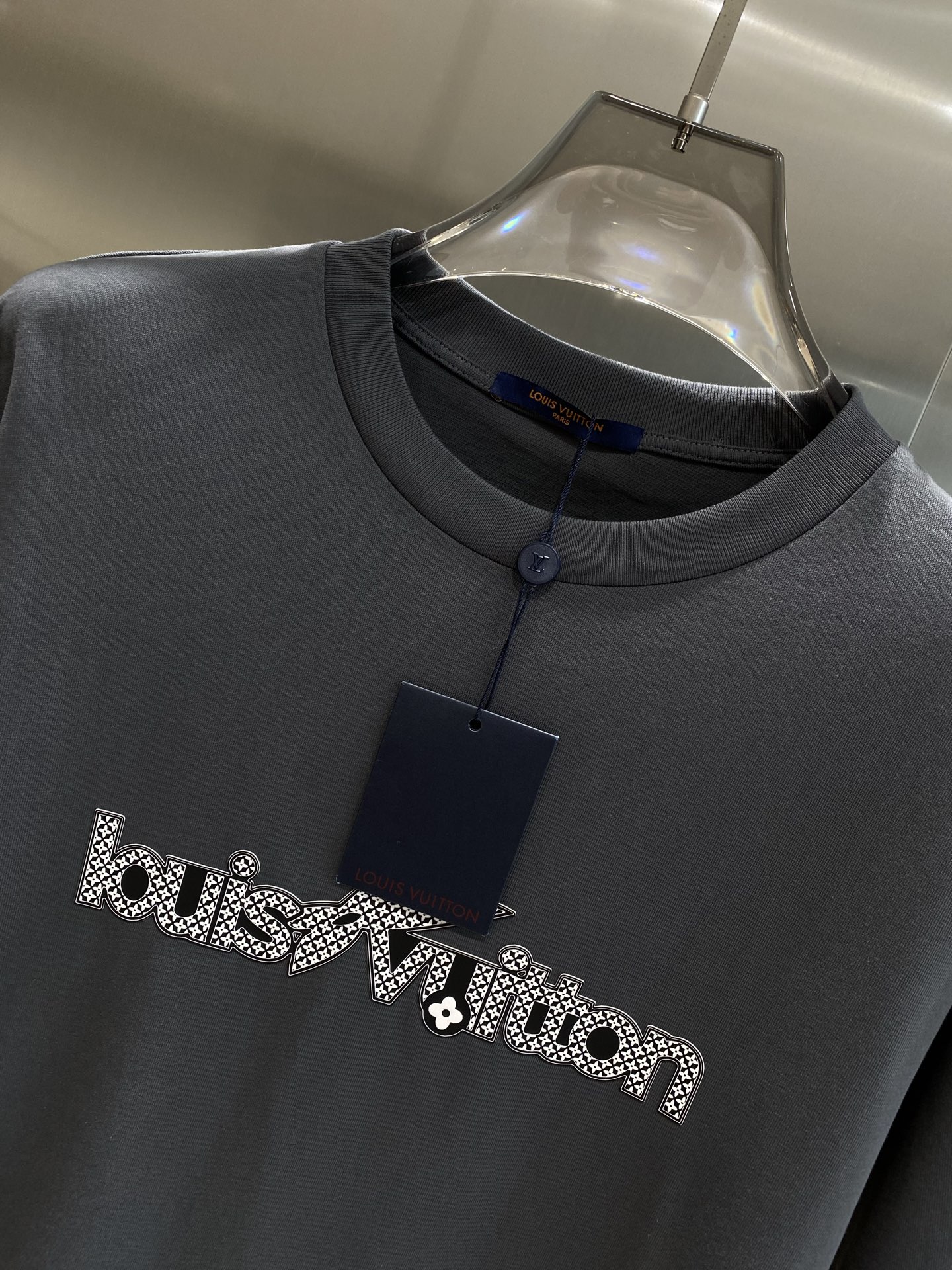 《𝙉𝙚𝙬🤍🖤 驴家》
2025新款短袖 胸前的“louisVuitton”字样搭配标志性图案，以精致的工