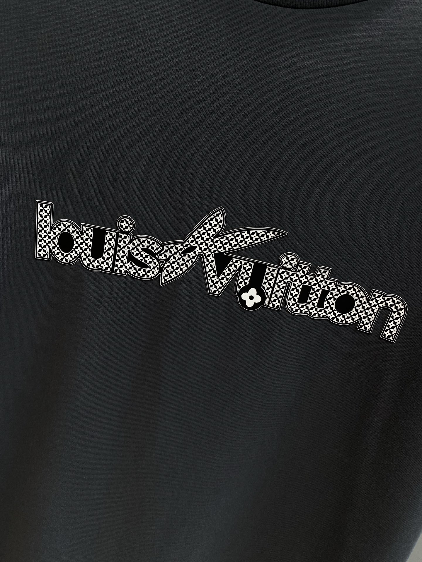 《𝙉𝙚𝙬🤍🖤 驴家》
2025新款短袖 胸前的“louisVuitton”字样搭配标志性图案，以精致的工