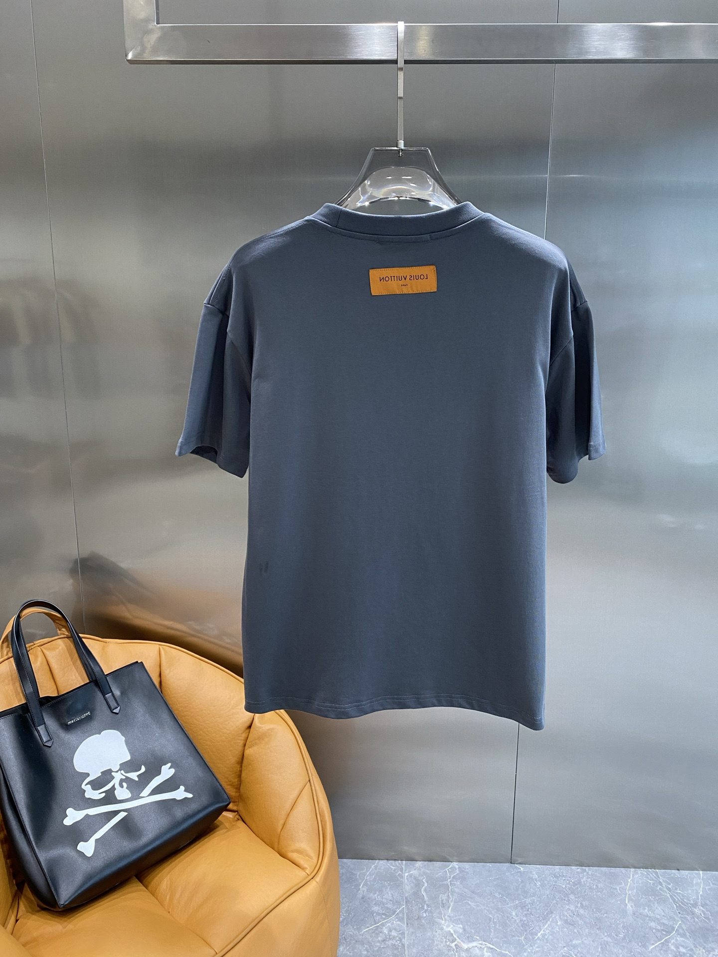《𝙉𝙚𝙬🤍🖤 驴家》
2025新款短袖 胸前的“louisVuitton”字样搭配标志性图案，以精致的工