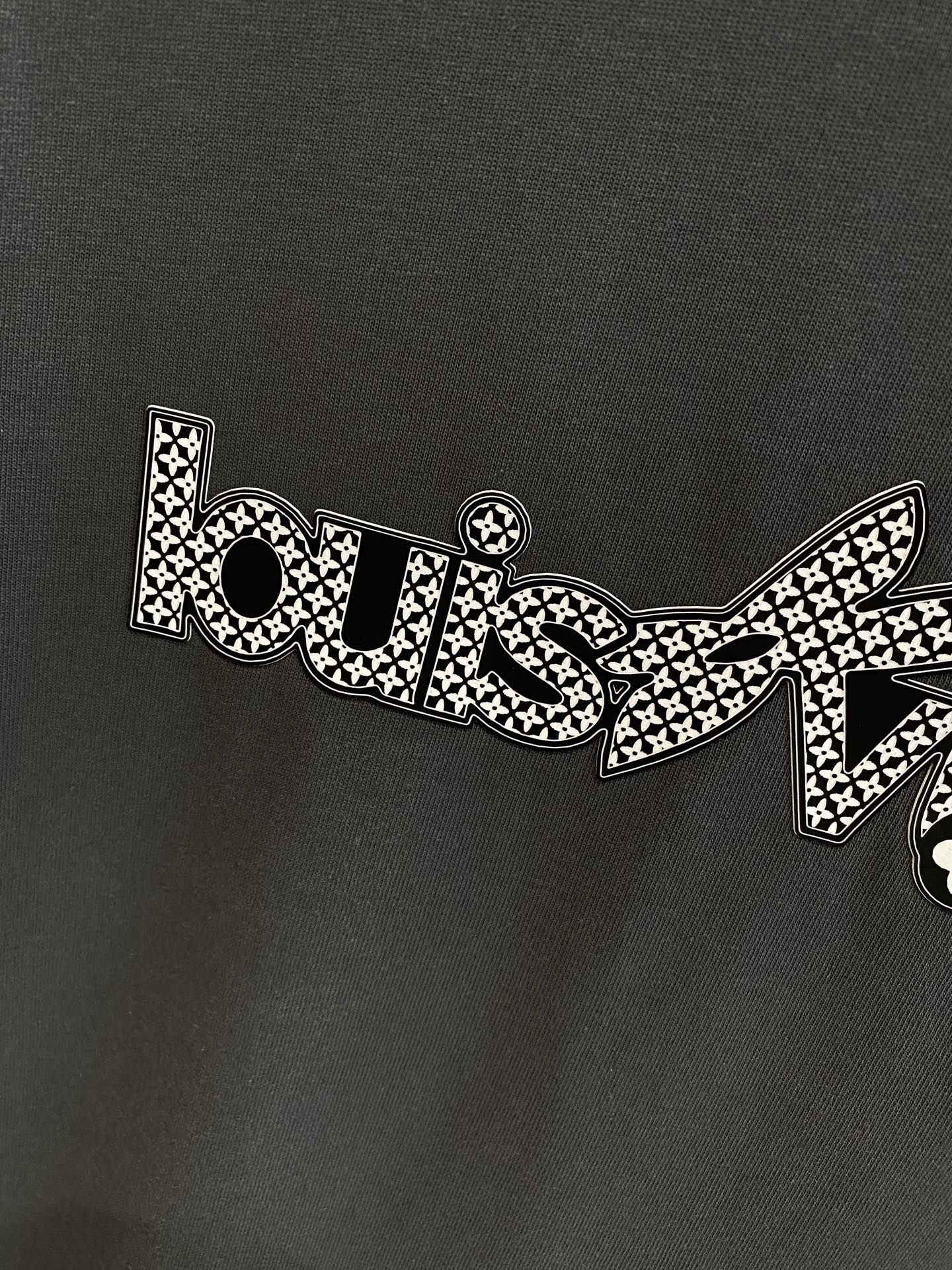 《𝙉𝙚𝙬🤍🖤 驴家》
2025新款短袖 胸前的“louisVuitton”字样搭配标志性图案，以精致的工