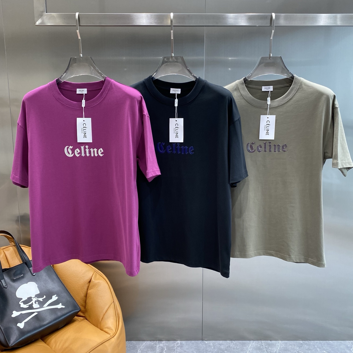 《𝙉𝙚𝙬🤍🖤赛家》
Celine T恤，简约色彩里的时尚 胸前醒目的“Celine”字样，字体优雅，带着