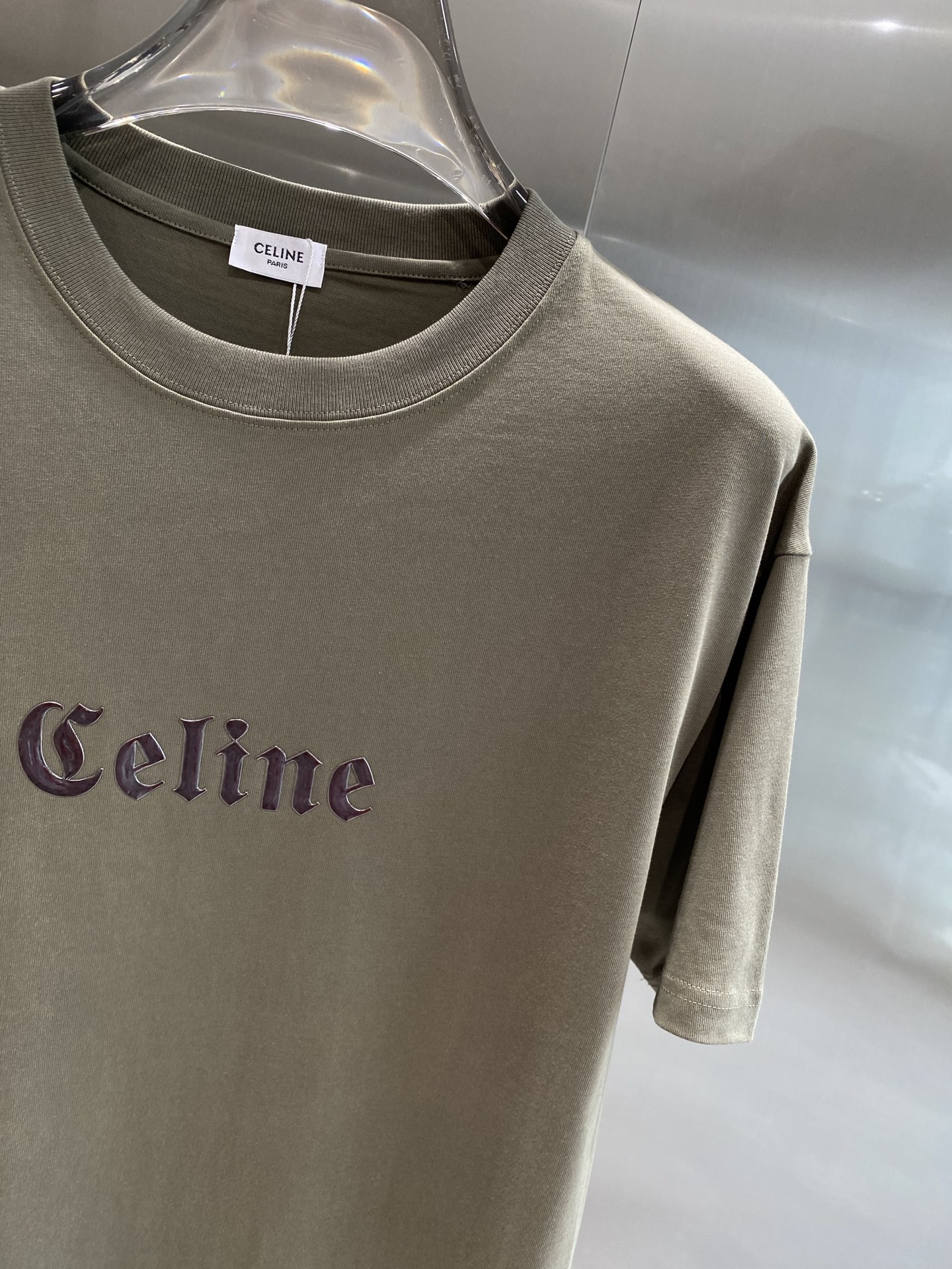 《𝙉𝙚𝙬🤍🖤赛家》
Celine T恤，简约色彩里的时尚 胸前醒目的“Celine”字样，字体优雅，带着