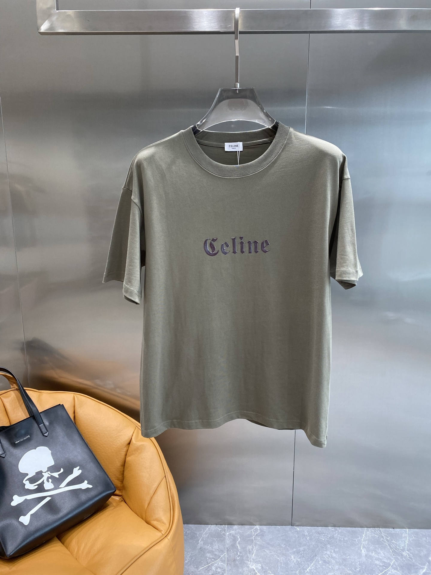 《𝙉𝙚𝙬🤍🖤赛家》
Celine T恤，简约色彩里的时尚 胸前醒目的“Celine”字样，字体优雅，带着