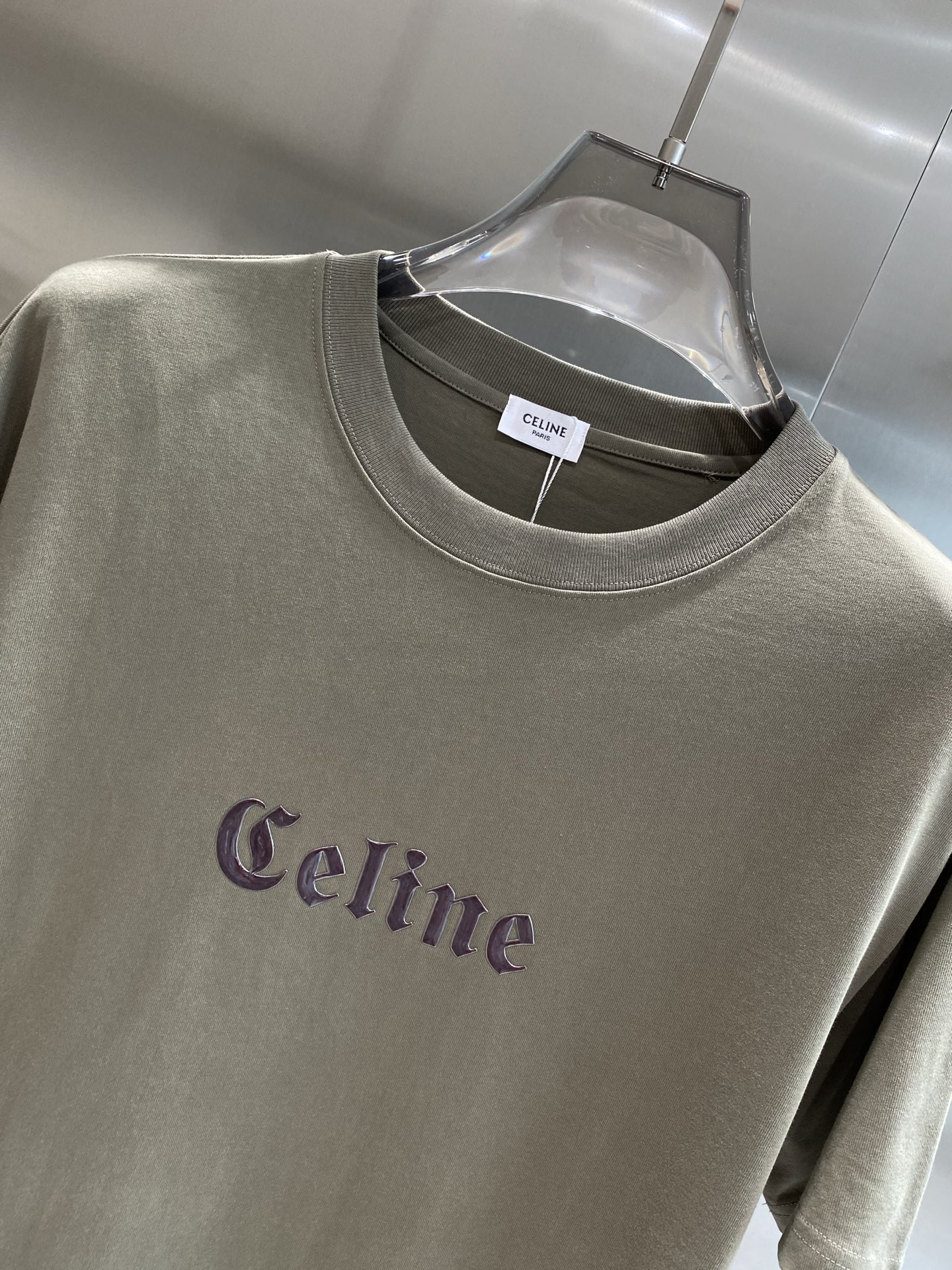 《𝙉𝙚𝙬🤍🖤赛家》
Celine T恤，简约色彩里的时尚 胸前醒目的“Celine”字样，字体优雅，带着