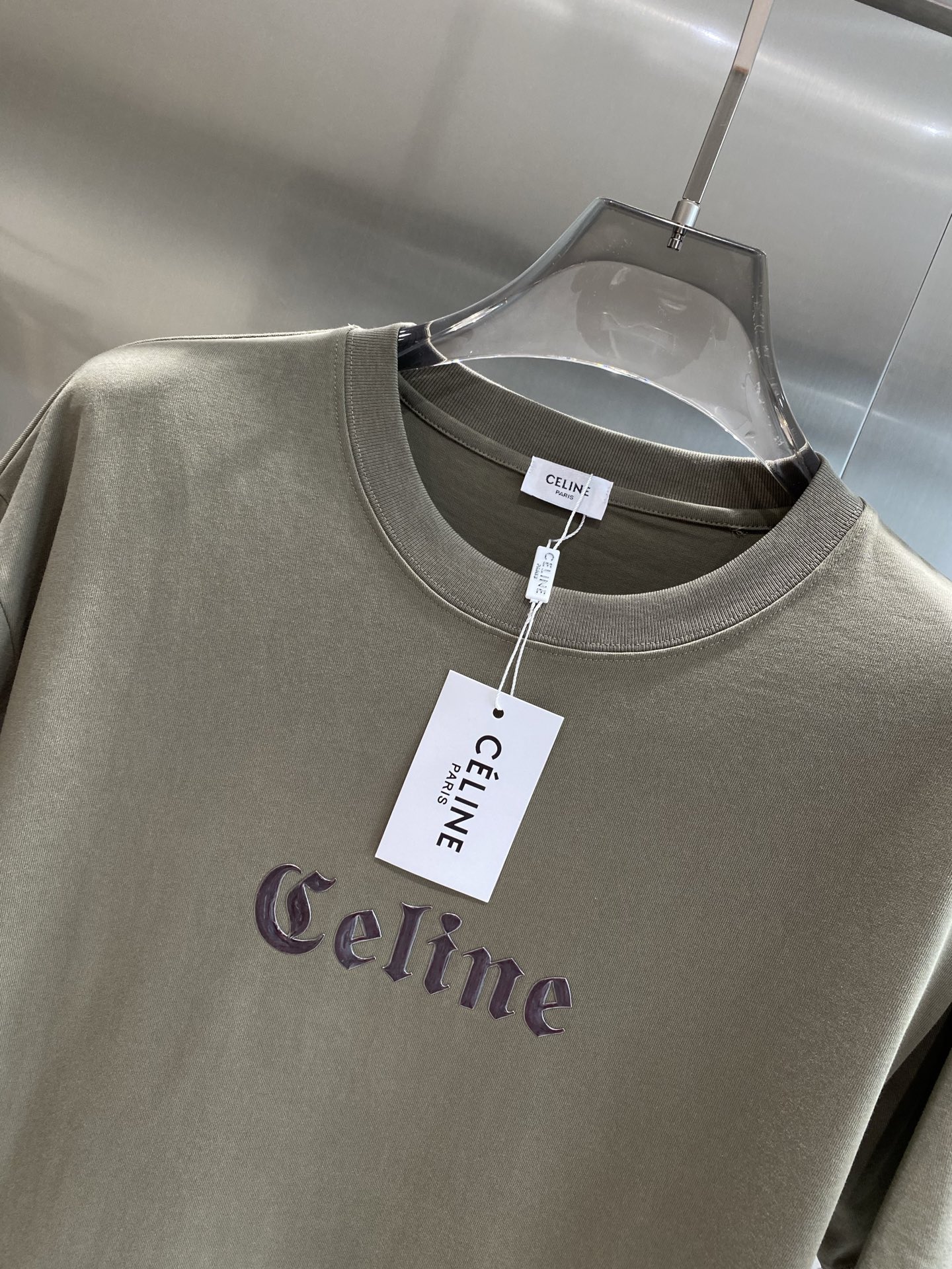 《𝙉𝙚𝙬🤍🖤赛家》
Celine T恤，简约色彩里的时尚 胸前醒目的“Celine”字样，字体优雅，带着