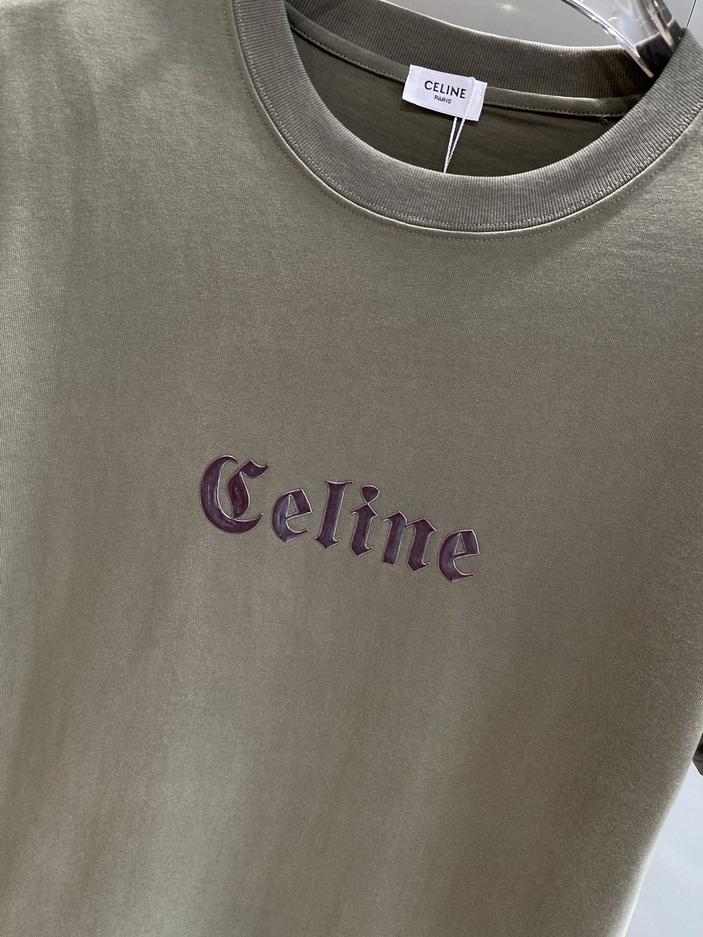 《𝙉𝙚𝙬🤍🖤赛家》
Celine T恤，简约色彩里的时尚 胸前醒目的“Celine”字样，字体优雅，带着