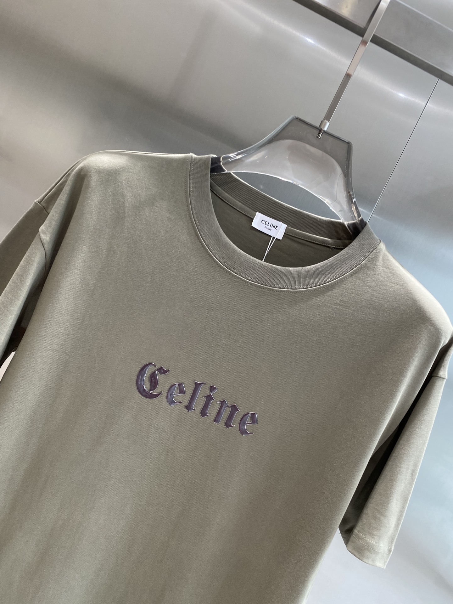 《𝙉𝙚𝙬🤍🖤赛家》
Celine T恤，简约色彩里的时尚 胸前醒目的“Celine”字样，字体优雅，带着