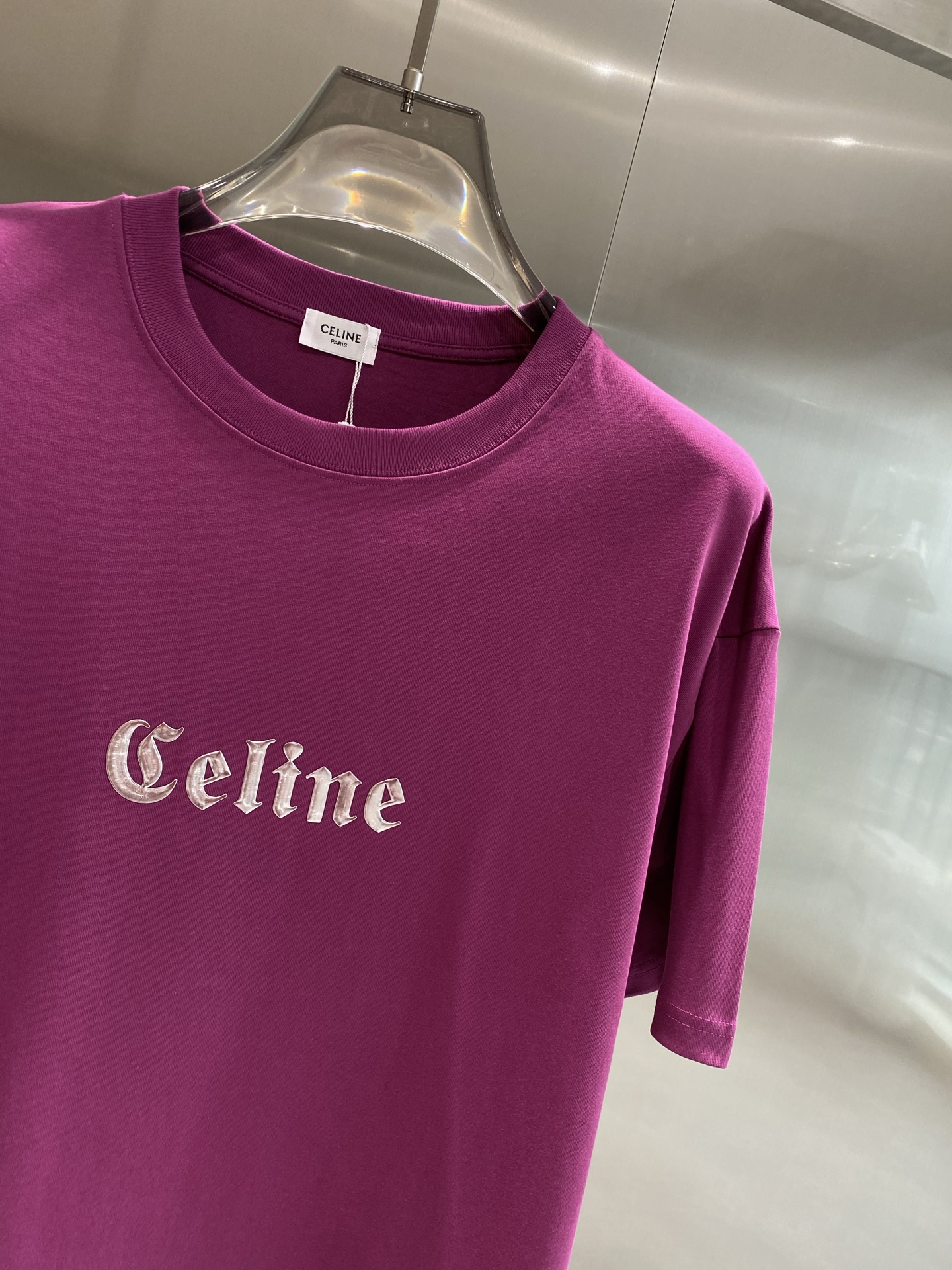 《𝙉𝙚𝙬🤍🖤赛家》
Celine T恤，简约色彩里的时尚 胸前醒目的“Celine”字样，字体优雅，带着