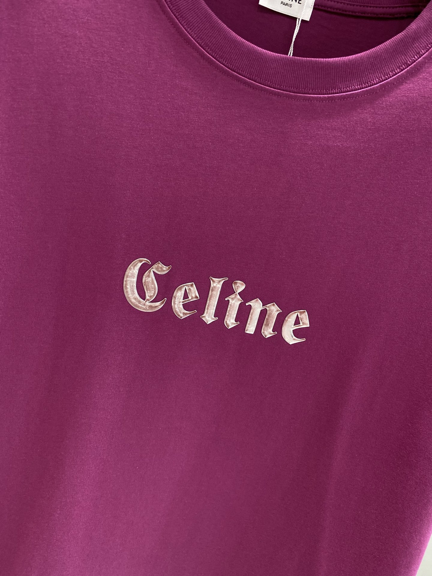 《𝙉𝙚𝙬🤍🖤赛家》
Celine T恤，简约色彩里的时尚 胸前醒目的“Celine”字样，字体优雅，带着
