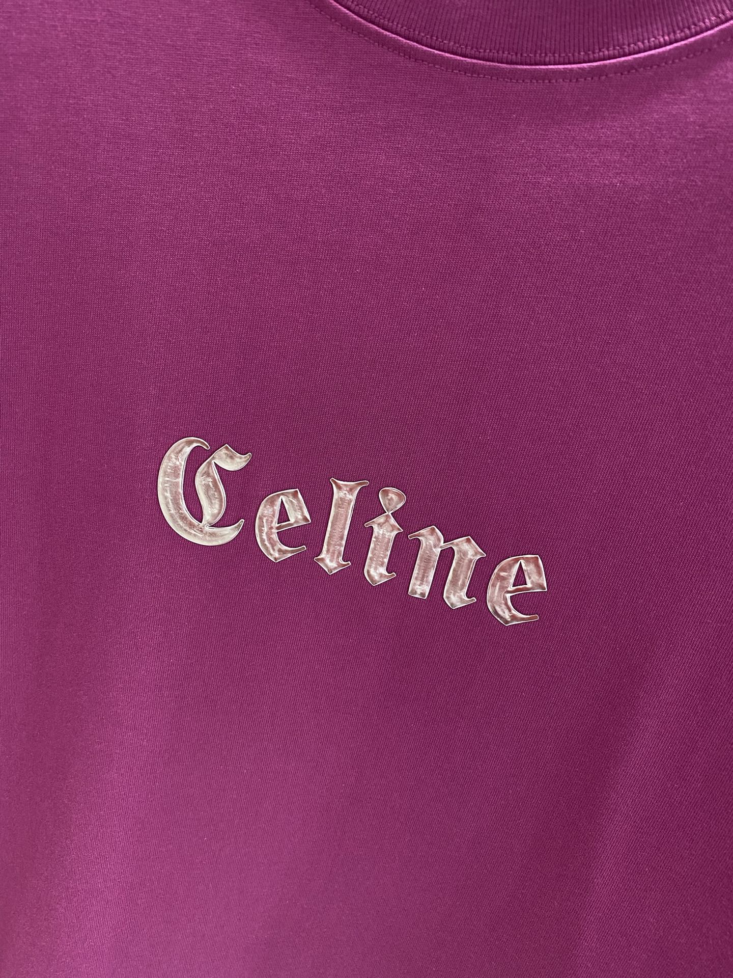 《𝙉𝙚𝙬🤍🖤赛家》
Celine T恤，简约色彩里的时尚 胸前醒目的“Celine”字样，字体优雅，带着