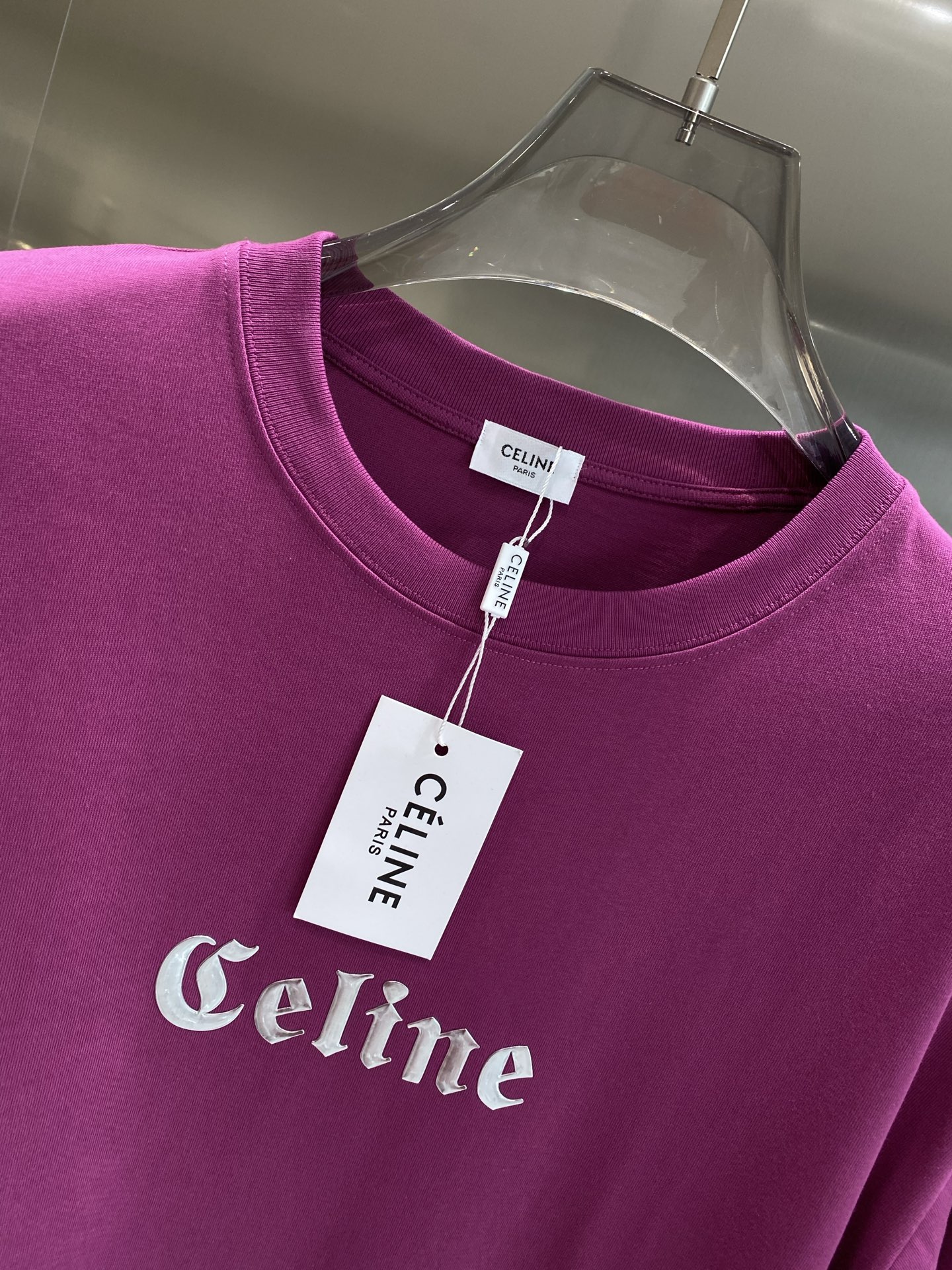 《𝙉𝙚𝙬🤍🖤赛家》
Celine T恤，简约色彩里的时尚 胸前醒目的“Celine”字样，字体优雅，带着