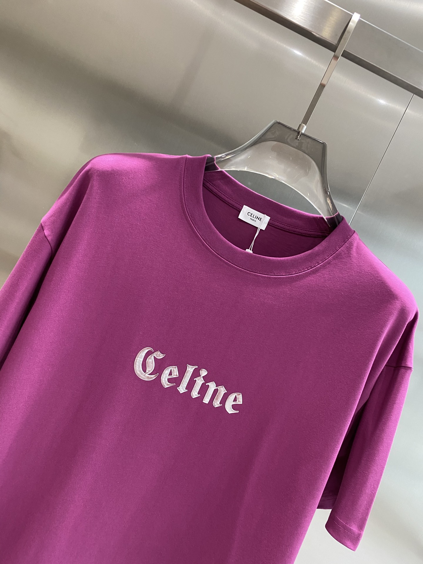 《𝙉𝙚𝙬🤍🖤赛家》
Celine T恤，简约色彩里的时尚 胸前醒目的“Celine”字样，字体优雅，带着