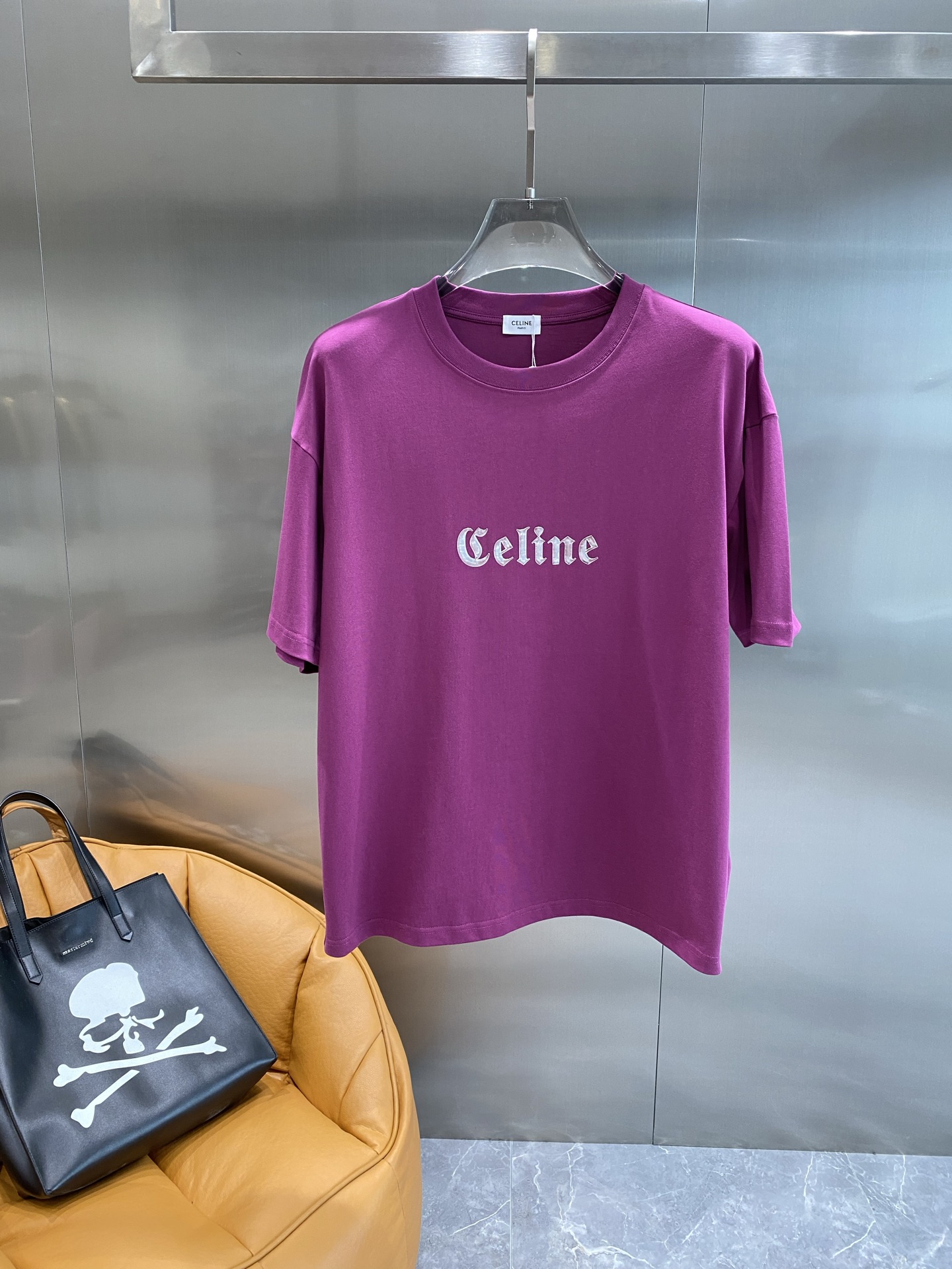 《𝙉𝙚𝙬🤍🖤赛家》
Celine T恤，简约色彩里的时尚 胸前醒目的“Celine”字样，字体优雅，带着