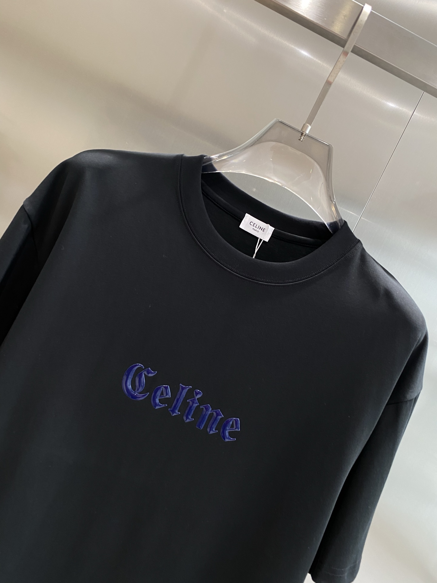《𝙉𝙚𝙬🤍🖤赛家》
Celine T恤，简约色彩里的时尚 胸前醒目的“Celine”字样，字体优雅，带着