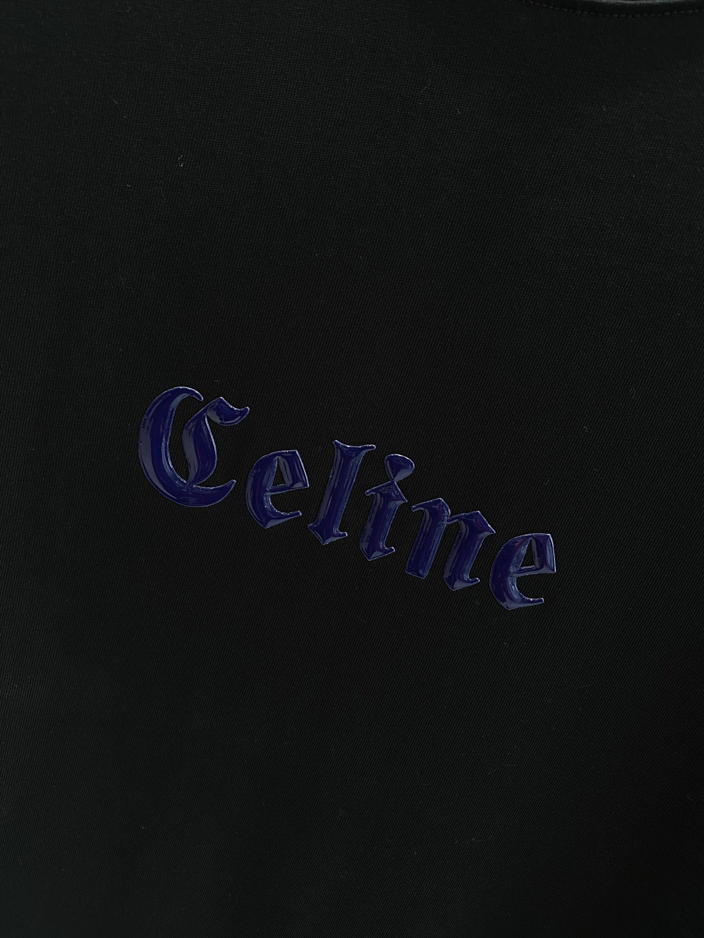 《𝙉𝙚𝙬🤍🖤赛家》
Celine T恤，简约色彩里的时尚 胸前醒目的“Celine”字样，字体优雅，带着