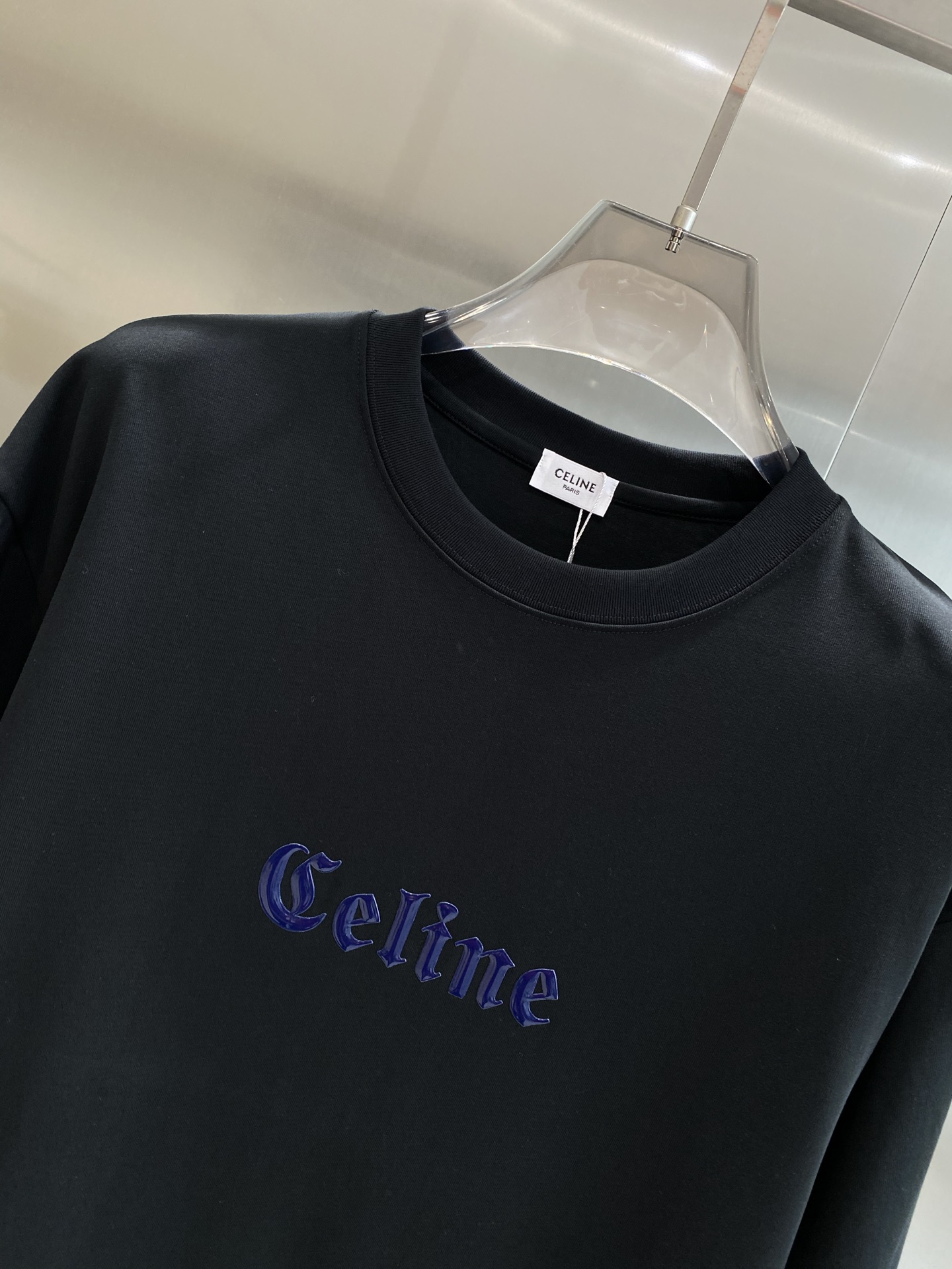 《𝙉𝙚𝙬🤍🖤赛家》
Celine T恤，简约色彩里的时尚 胸前醒目的“Celine”字样，字体优雅，带着