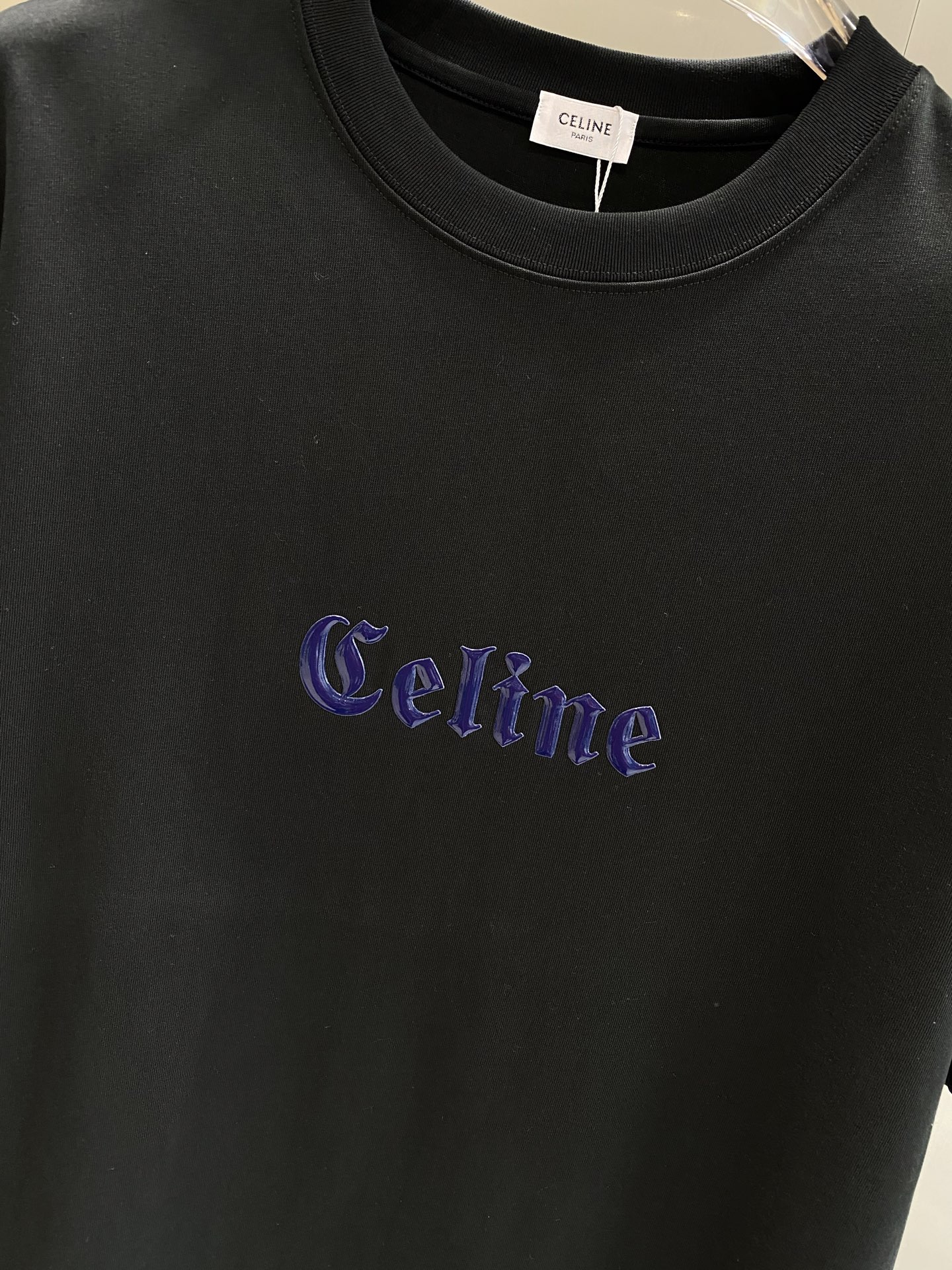 《𝙉𝙚𝙬🤍🖤赛家》
Celine T恤，简约色彩里的时尚 胸前醒目的“Celine”字样，字体优雅，带着