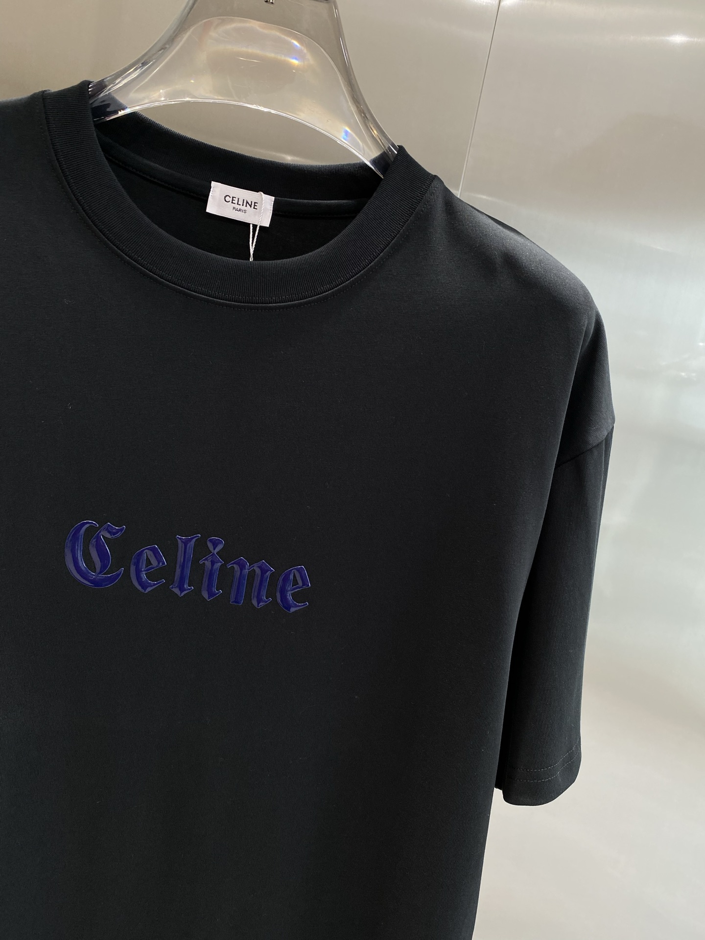 《𝙉𝙚𝙬🤍🖤赛家》
Celine T恤，简约色彩里的时尚 胸前醒目的“Celine”字样，字体优雅，带着