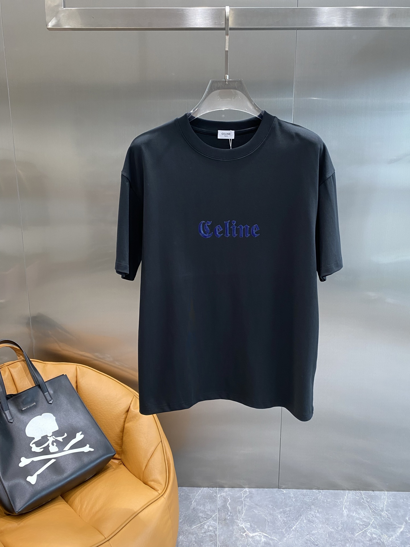 《𝙉𝙚𝙬🤍🖤赛家》
Celine T恤，简约色彩里的时尚 胸前醒目的“Celine”字样，字体优雅，带着