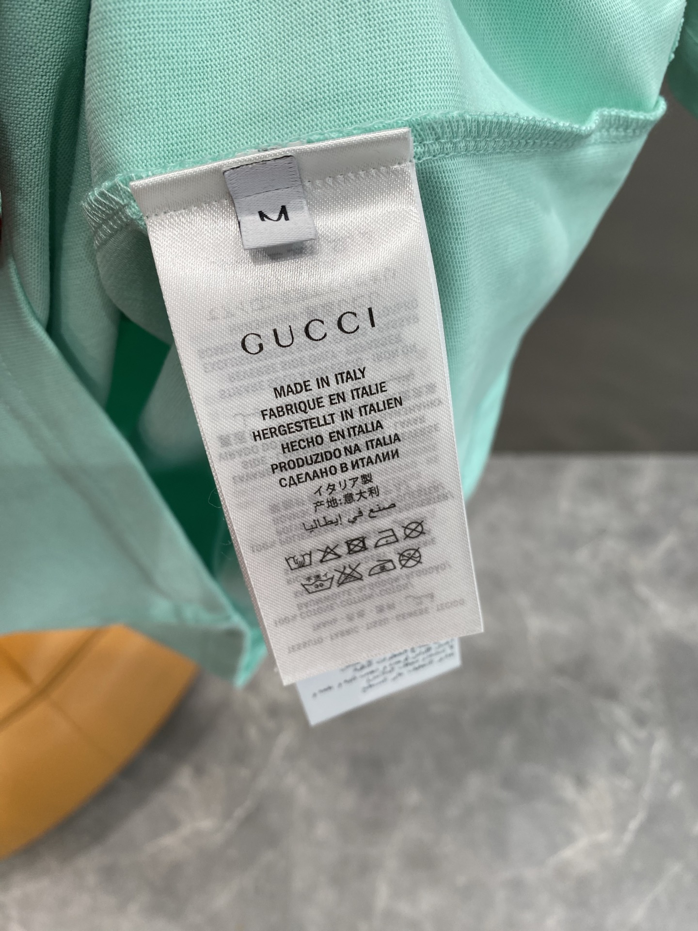 《𝙉𝙚𝙬🤍🖤 古家》
2025新款经典元素的色彩变奏
经典的“GUCCI”字样搭配双G标志，红绿配色复古