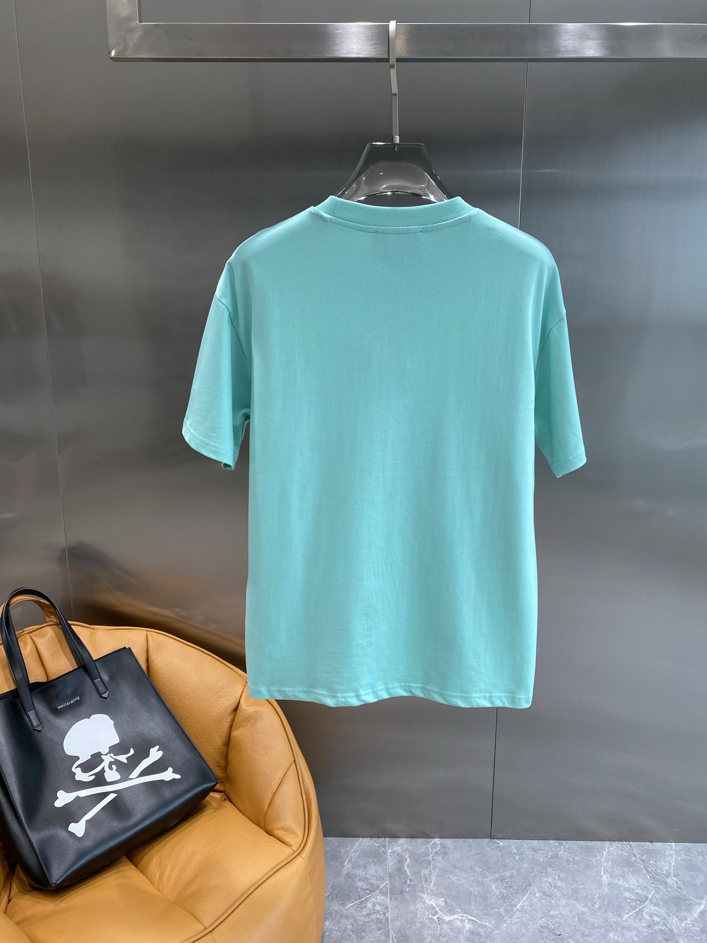 《𝙉𝙚𝙬🤍🖤 古家》
2025新款经典元素的色彩变奏
经典的“GUCCI”字样搭配双G标志，红绿配色复古