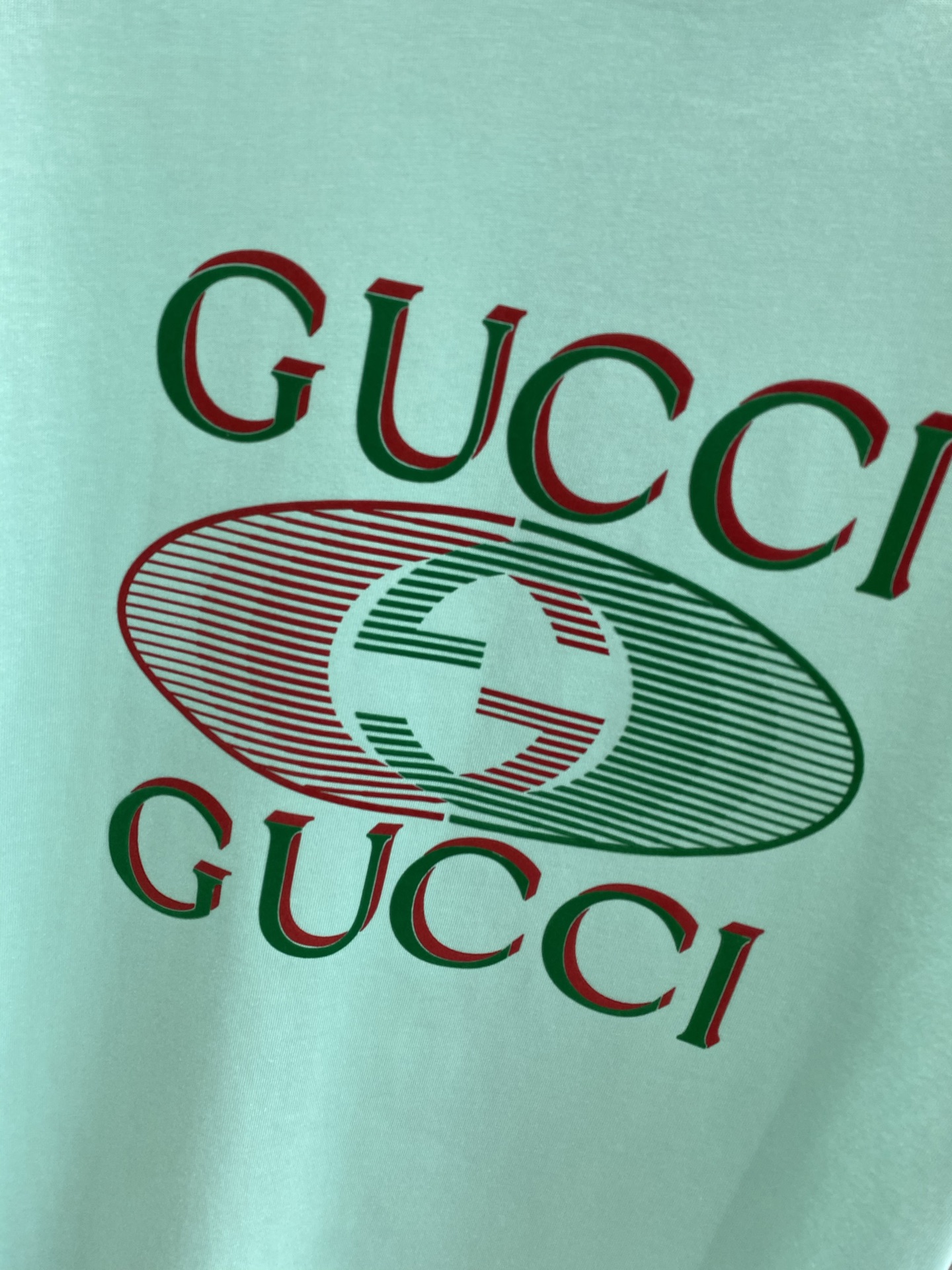 《𝙉𝙚𝙬🤍🖤 古家》
2025新款经典元素的色彩变奏
经典的“GUCCI”字样搭配双G标志，红绿配色复古
