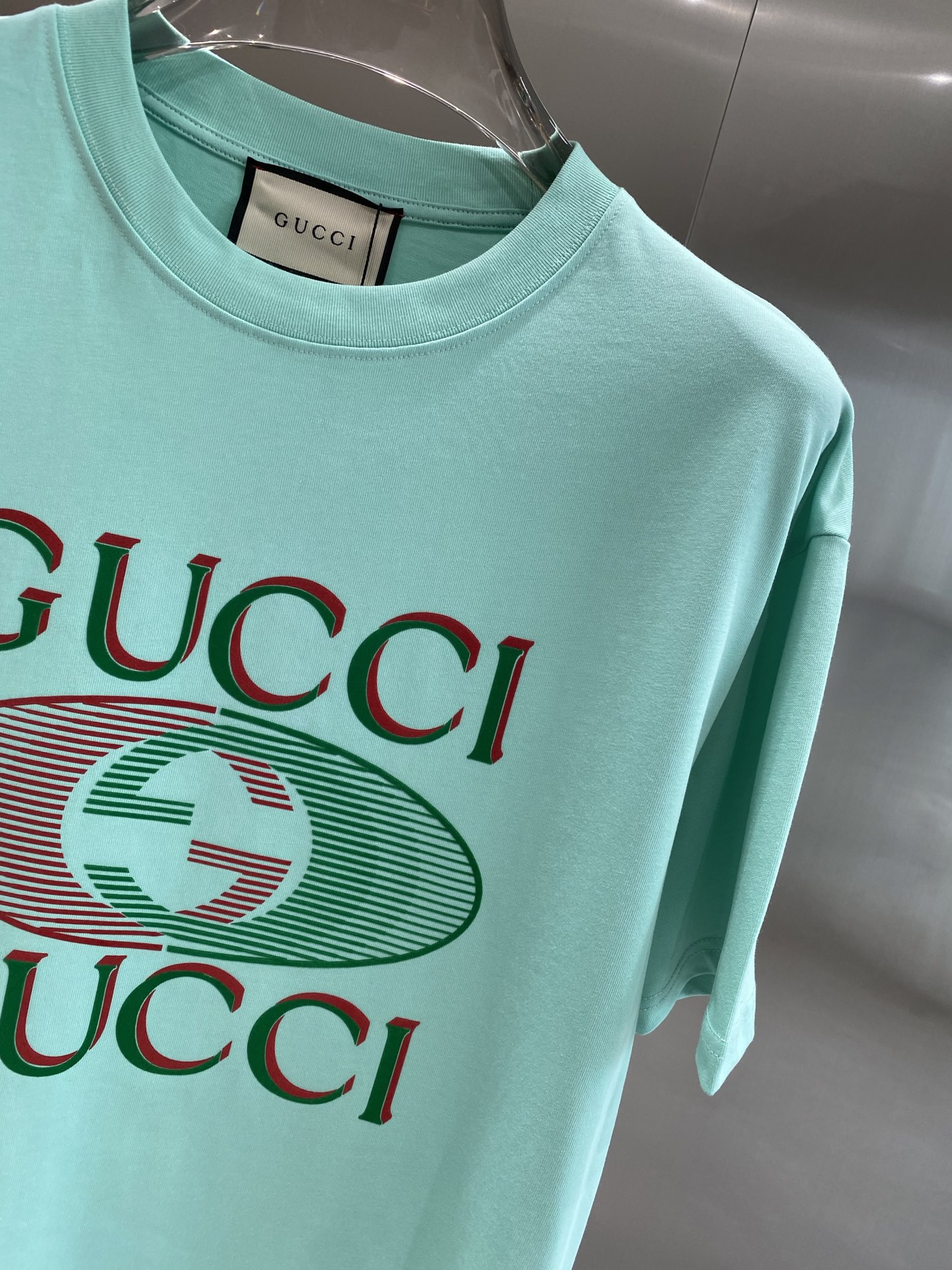 《𝙉𝙚𝙬🤍🖤 古家》
2025新款经典元素的色彩变奏
经典的“GUCCI”字样搭配双G标志，红绿配色复古