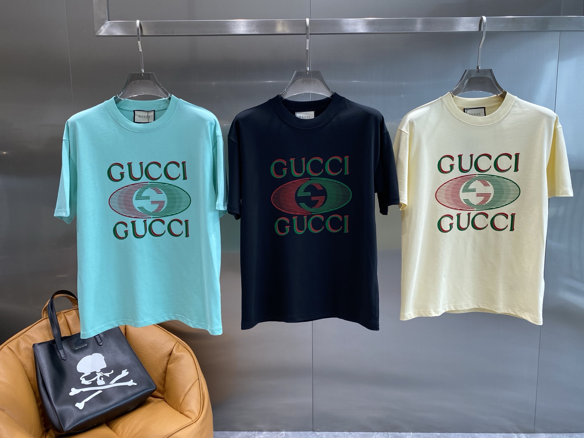 《𝙉𝙚𝙬🤍🖤 古家》
2025新款经典元素的色彩变奏
经典的“GUCCI”字样搭配双G标志，红绿配色复古