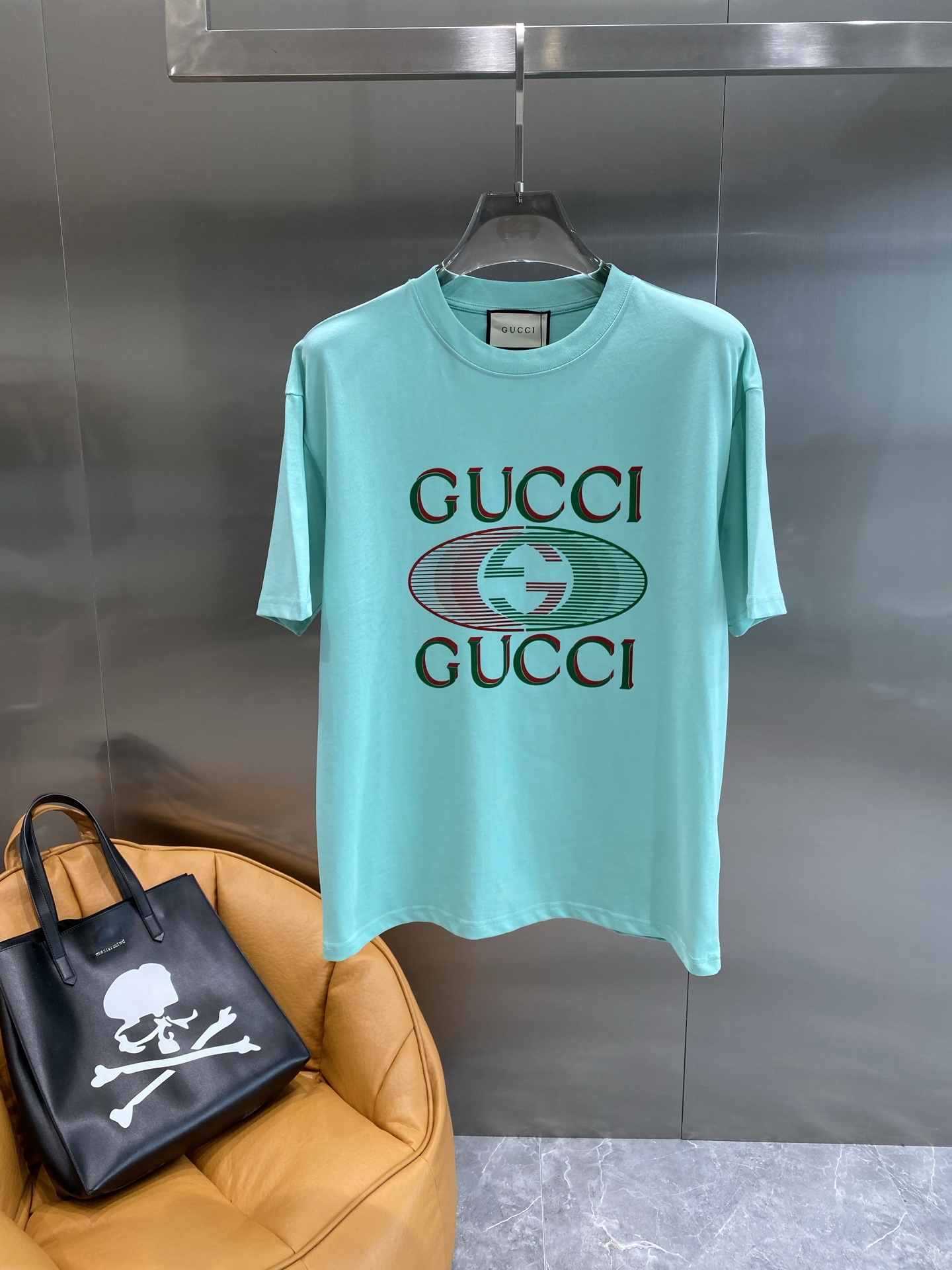《𝙉𝙚𝙬🤍🖤 古家》
2025新款经典元素的色彩变奏
经典的“GUCCI”字样搭配双G标志，红绿配色复古