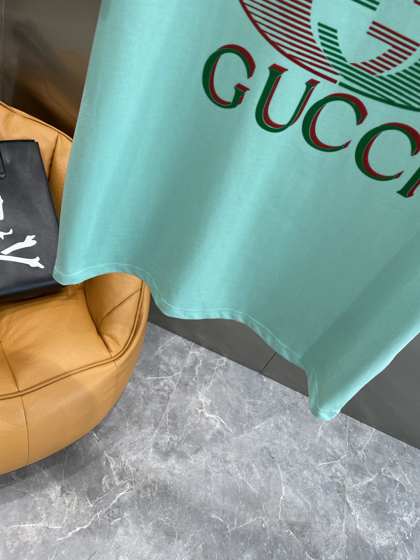《𝙉𝙚𝙬🤍🖤 古家》
2025新款经典元素的色彩变奏
经典的“GUCCI”字样搭配双G标志，红绿配色复古