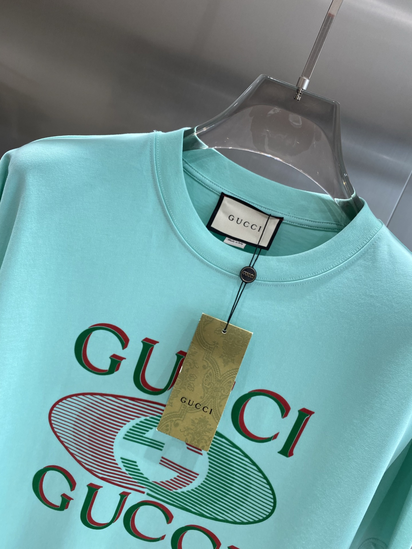 《𝙉𝙚𝙬🤍🖤 古家》
2025新款经典元素的色彩变奏
经典的“GUCCI”字样搭配双G标志，红绿配色复古