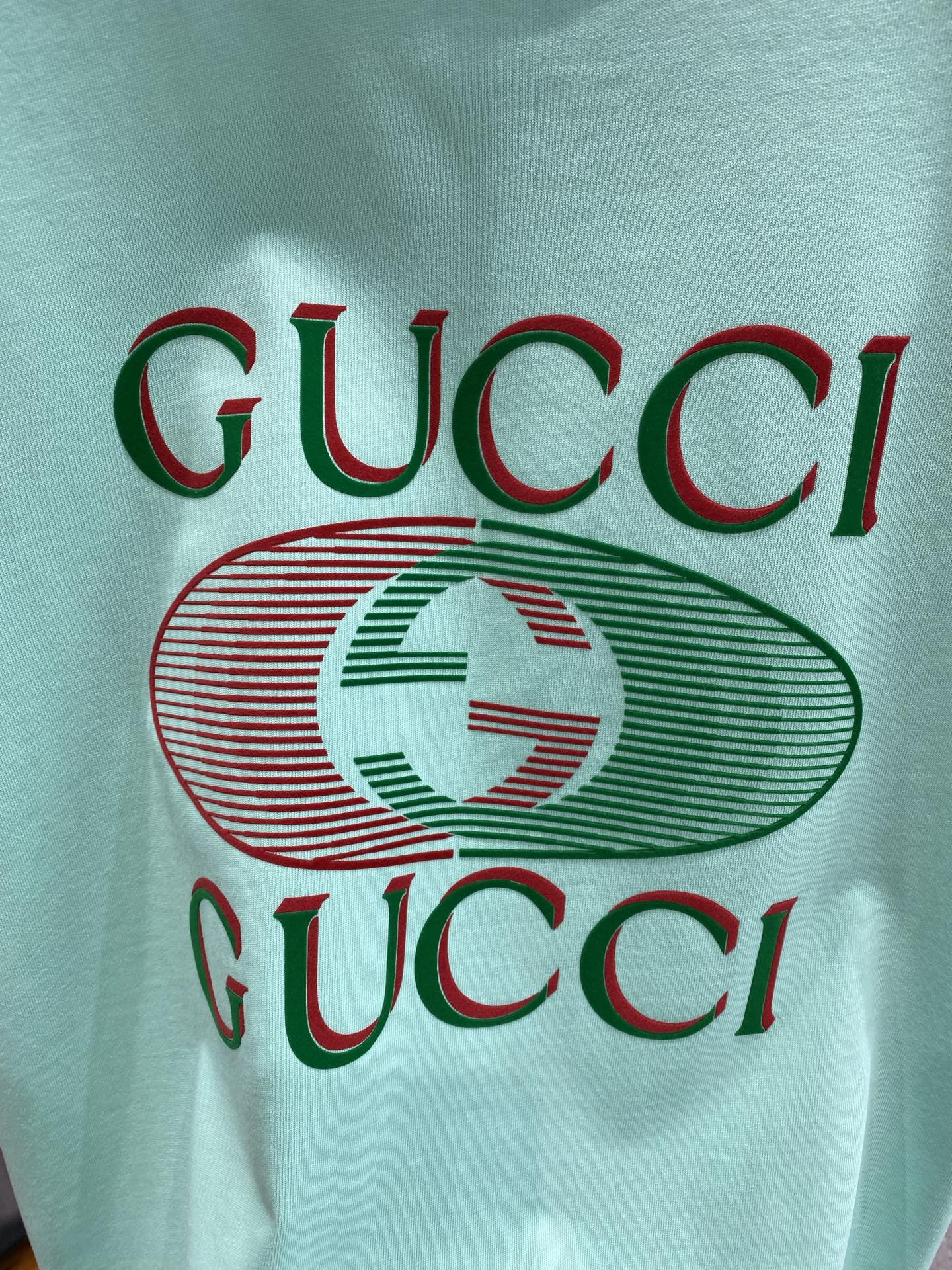 《𝙉𝙚𝙬🤍🖤 古家》
2025新款经典元素的色彩变奏
经典的“GUCCI”字样搭配双G标志，红绿配色复古