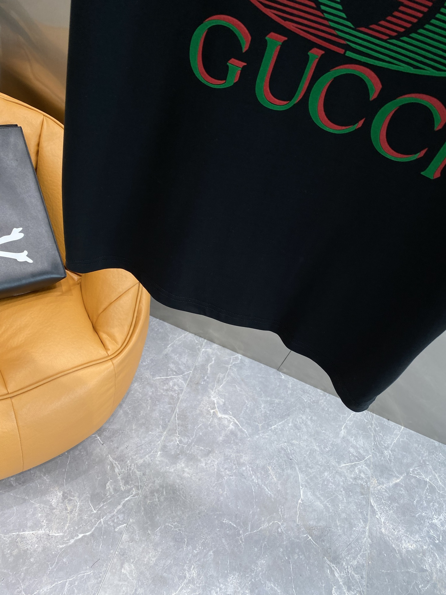 《𝙉𝙚𝙬🤍🖤 古家》
2025新款经典元素的色彩变奏
经典的“GUCCI”字样搭配双G标志，红绿配色复古