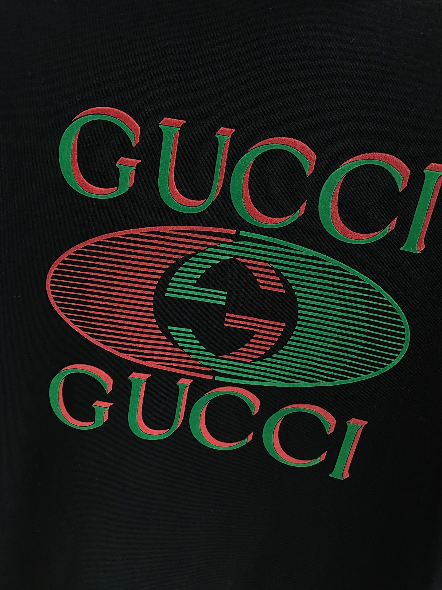 《𝙉𝙚𝙬🤍🖤 古家》
2025新款经典元素的色彩变奏
经典的“GUCCI”字样搭配双G标志，红绿配色复古