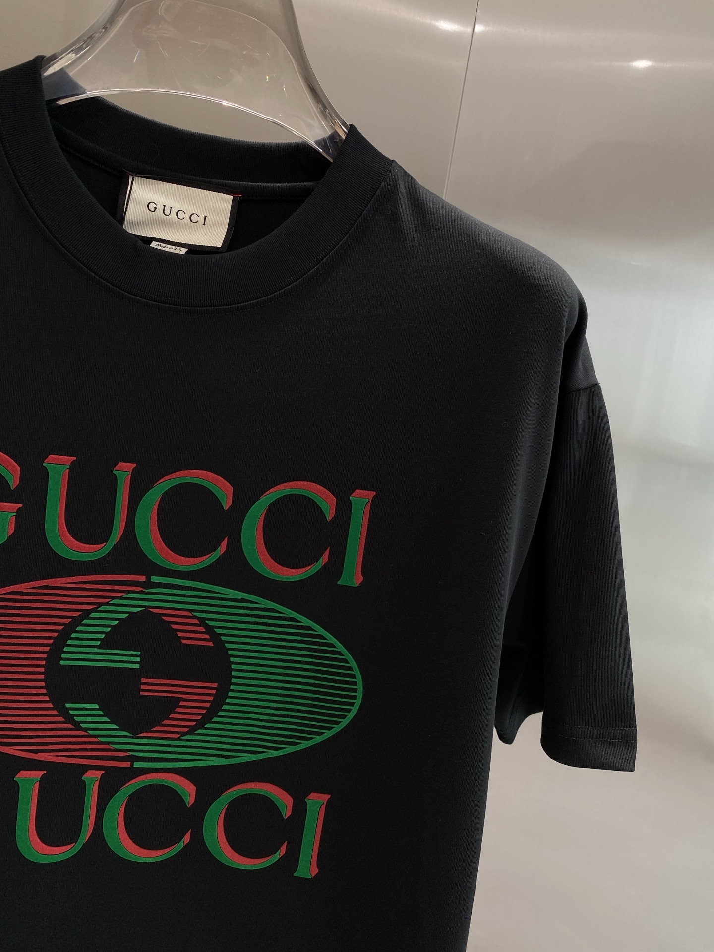 《𝙉𝙚𝙬🤍🖤 古家》
2025新款经典元素的色彩变奏
经典的“GUCCI”字样搭配双G标志，红绿配色复古