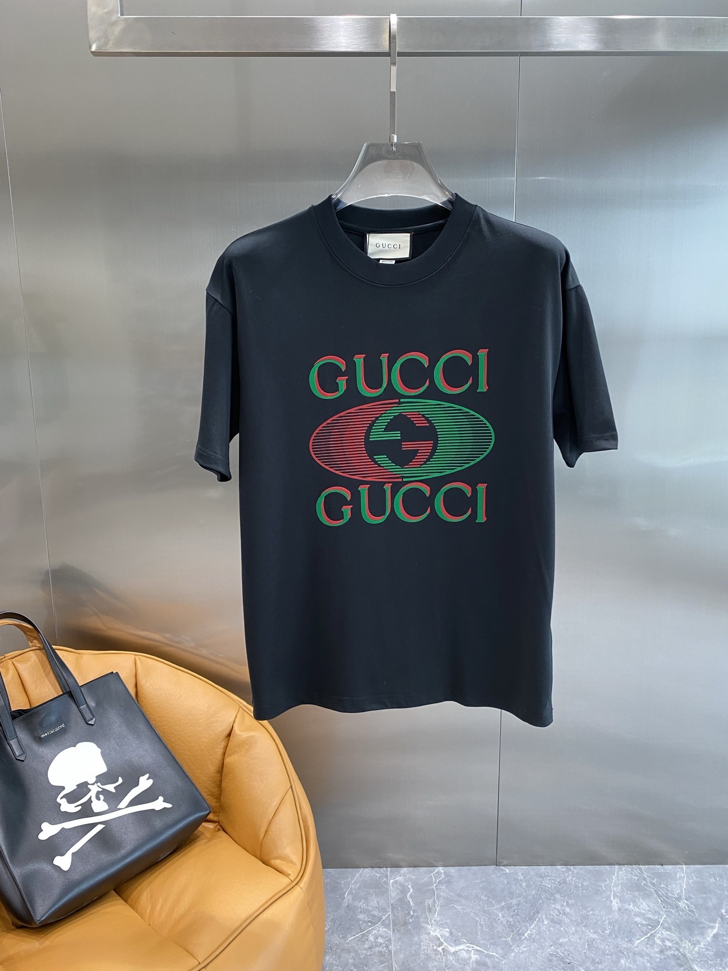 《𝙉𝙚𝙬🤍🖤 古家》
2025新款经典元素的色彩变奏
经典的“GUCCI”字样搭配双G标志，红绿配色复古