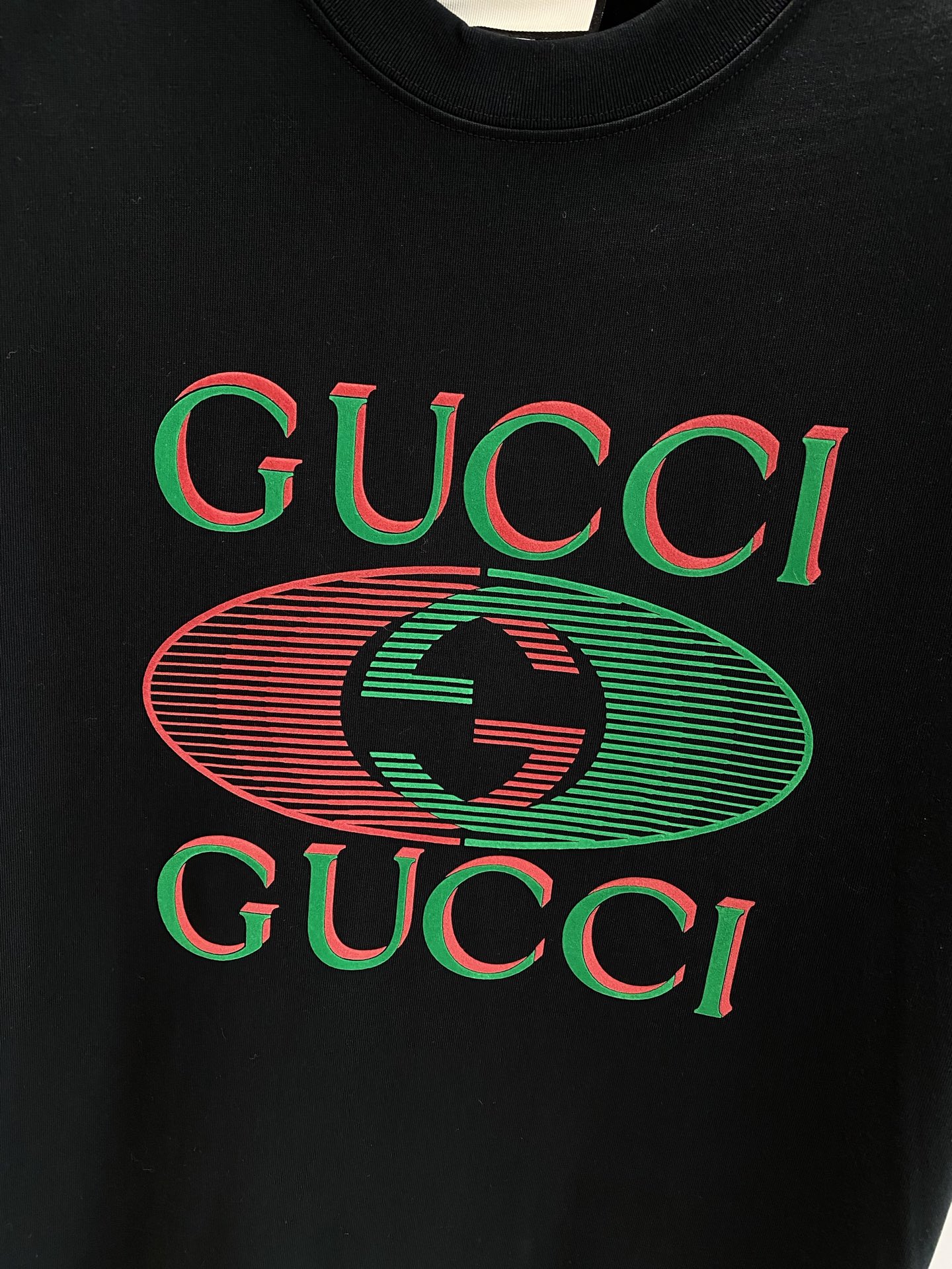 《𝙉𝙚𝙬🤍🖤 古家》
2025新款经典元素的色彩变奏
经典的“GUCCI”字样搭配双G标志，红绿配色复古