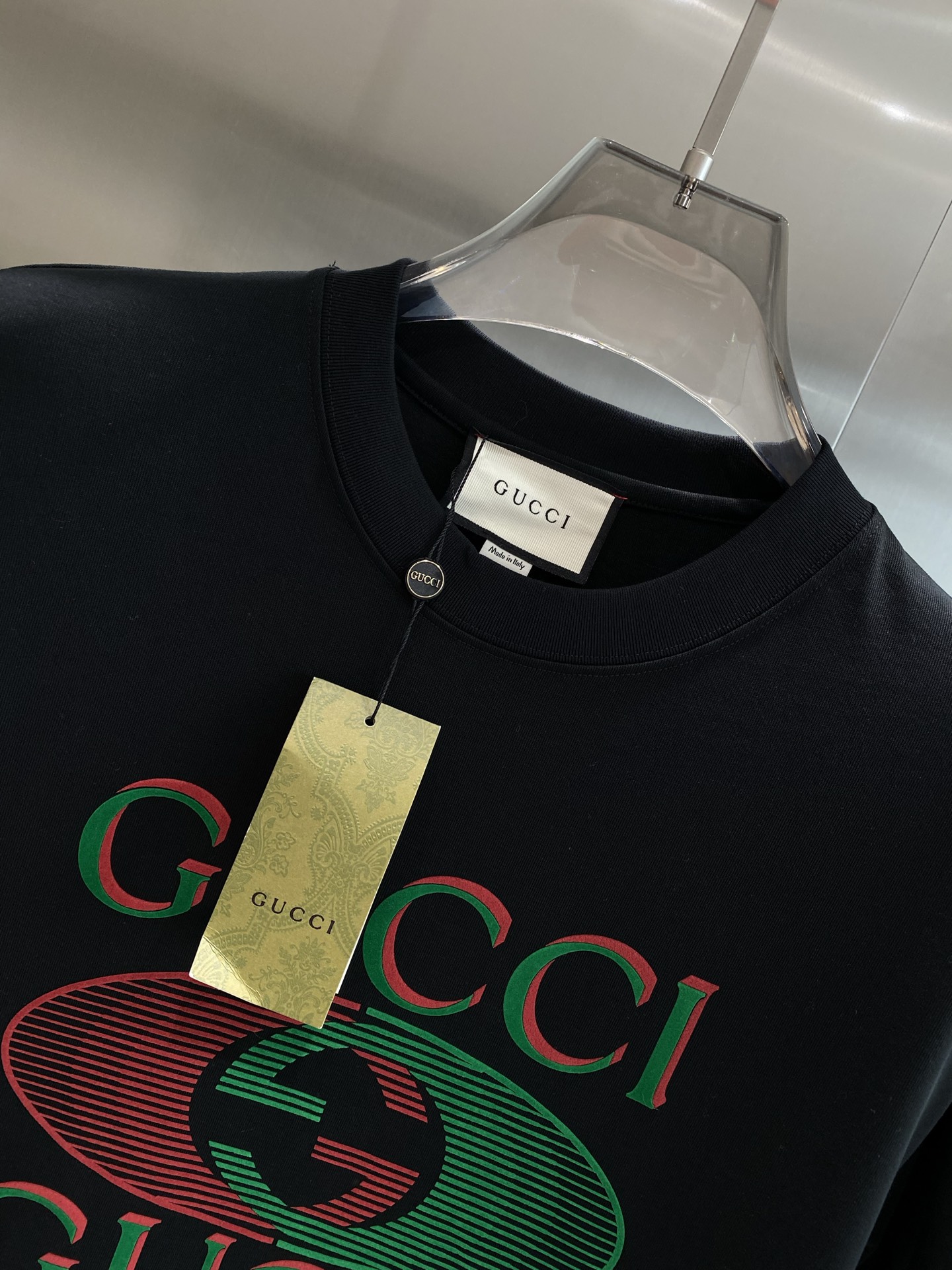 《𝙉𝙚𝙬🤍🖤 古家》
2025新款经典元素的色彩变奏
经典的“GUCCI”字样搭配双G标志，红绿配色复古