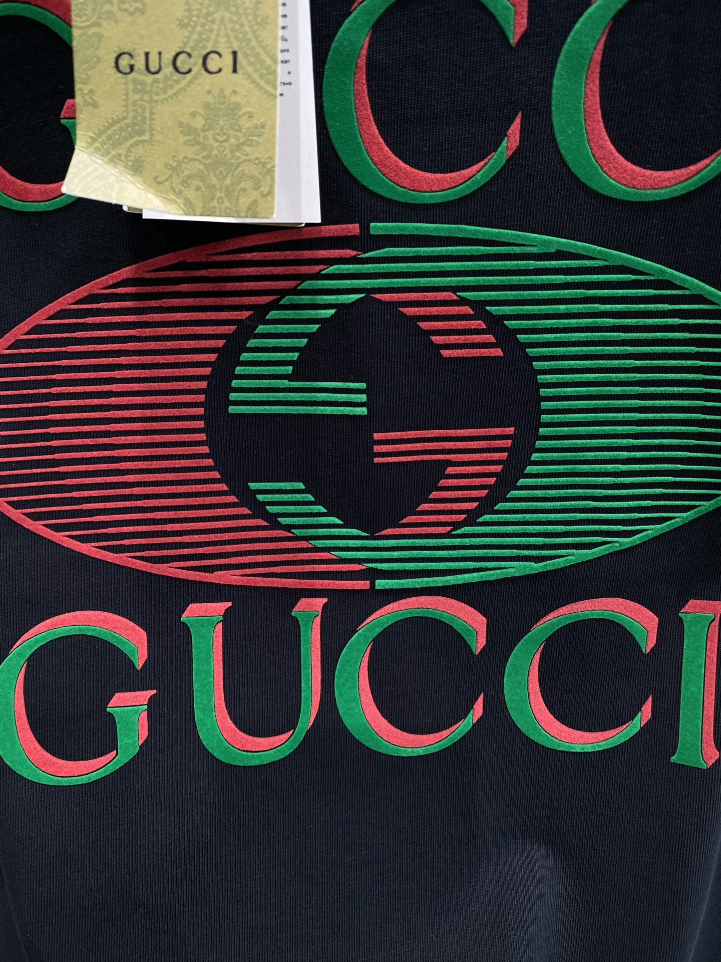 《𝙉𝙚𝙬🤍🖤 古家》
2025新款经典元素的色彩变奏
经典的“GUCCI”字样搭配双G标志，红绿配色复古
