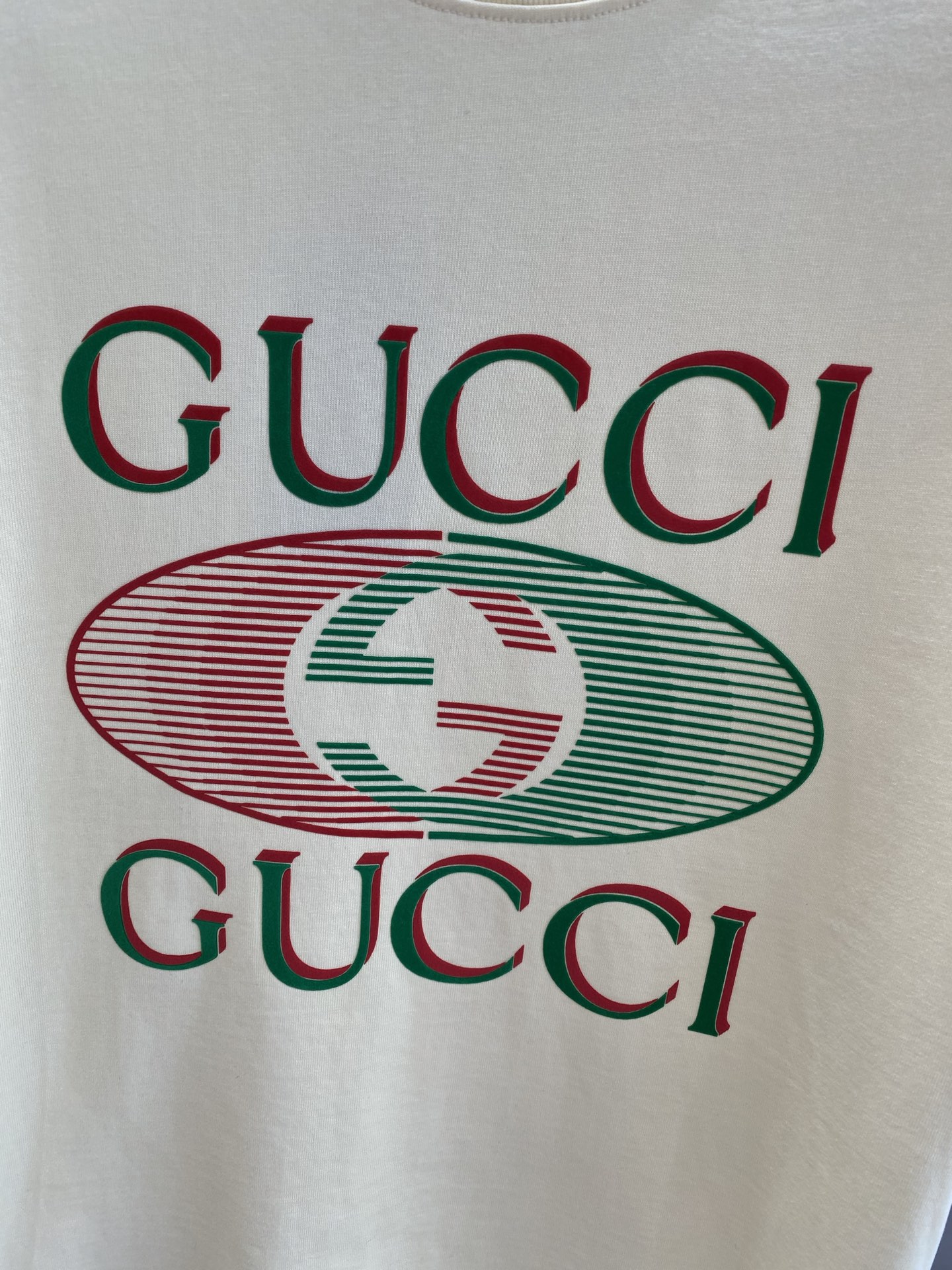 《𝙉𝙚𝙬🤍🖤 古家》
2025新款经典元素的色彩变奏
经典的“GUCCI”字样搭配双G标志，红绿配色复古