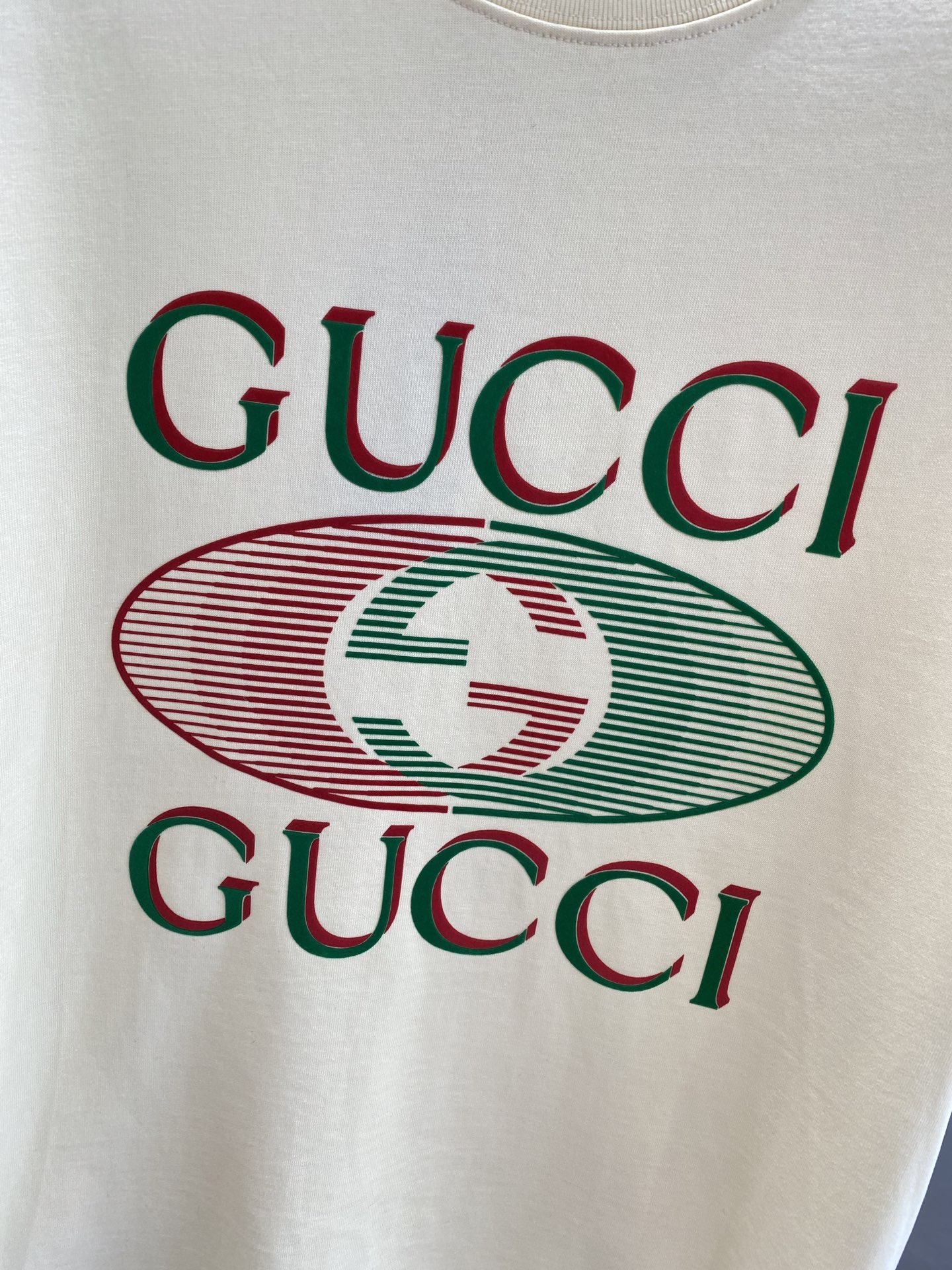 《𝙉𝙚𝙬🤍🖤 古家》
2025新款经典元素的色彩变奏
经典的“GUCCI”字样搭配双G标志，红绿配色复古