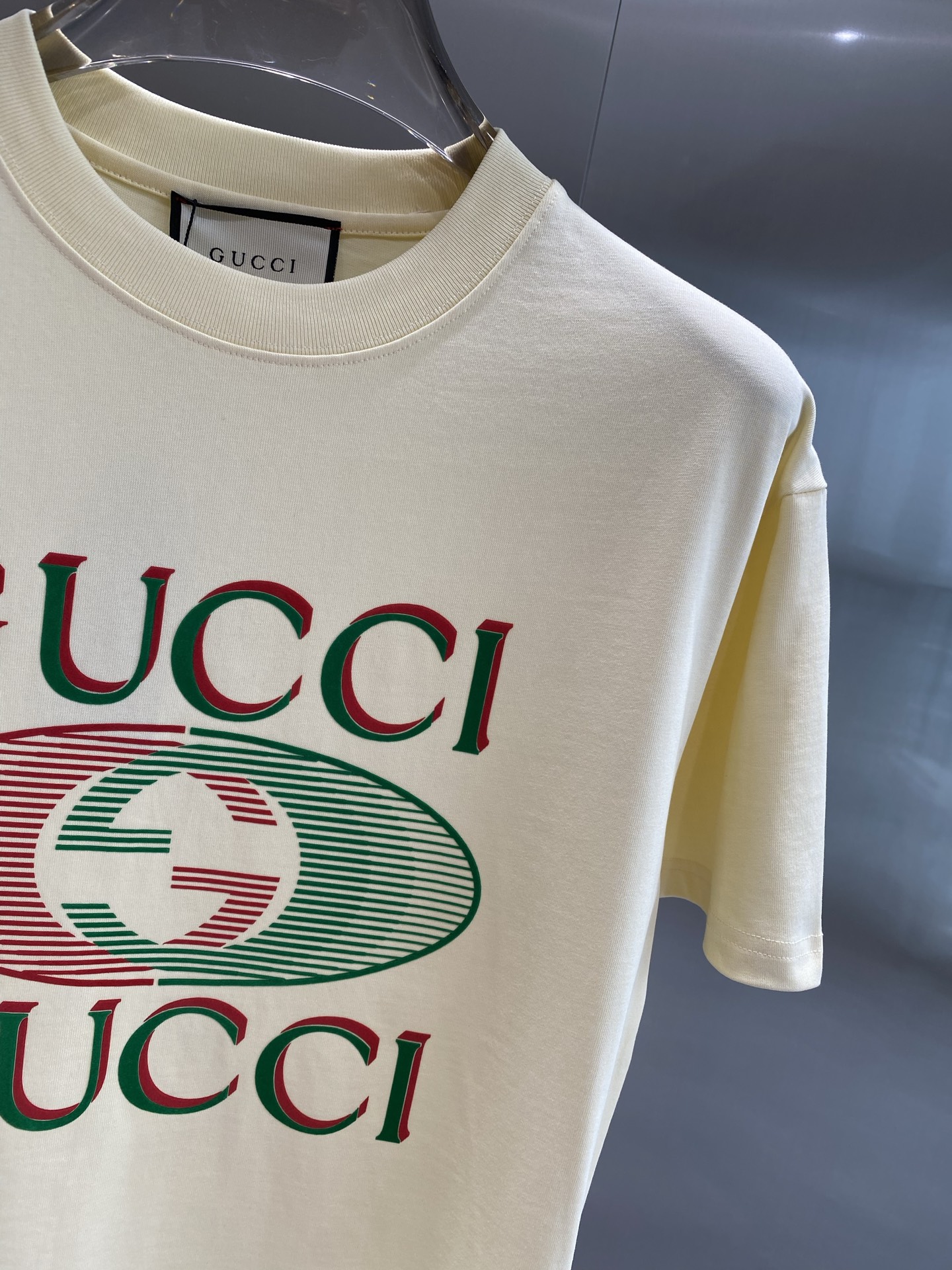 《𝙉𝙚𝙬🤍🖤 古家》
2025新款经典元素的色彩变奏
经典的“GUCCI”字样搭配双G标志，红绿配色复古