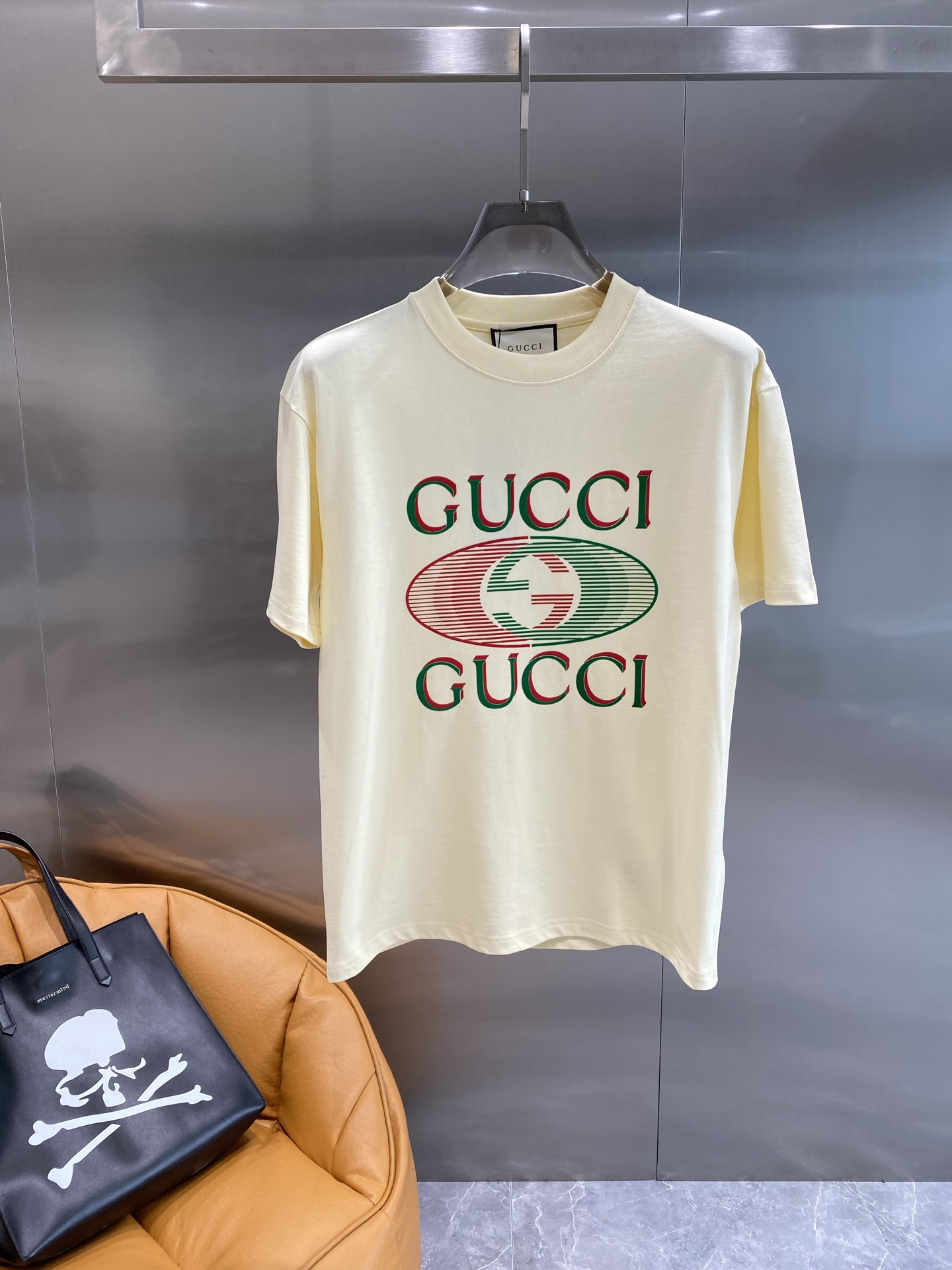 《𝙉𝙚𝙬🤍🖤 古家》
2025新款经典元素的色彩变奏
经典的“GUCCI”字样搭配双G标志，红绿配色复古