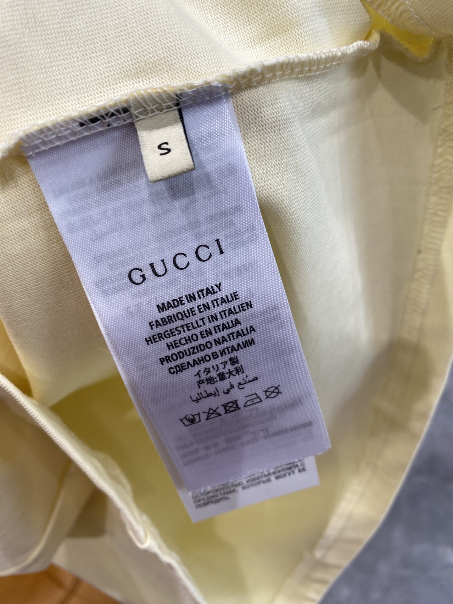 《𝙉𝙚𝙬🤍🖤 古家》
2025新款经典元素的色彩变奏
经典的“GUCCI”字样搭配双G标志，红绿配色复古