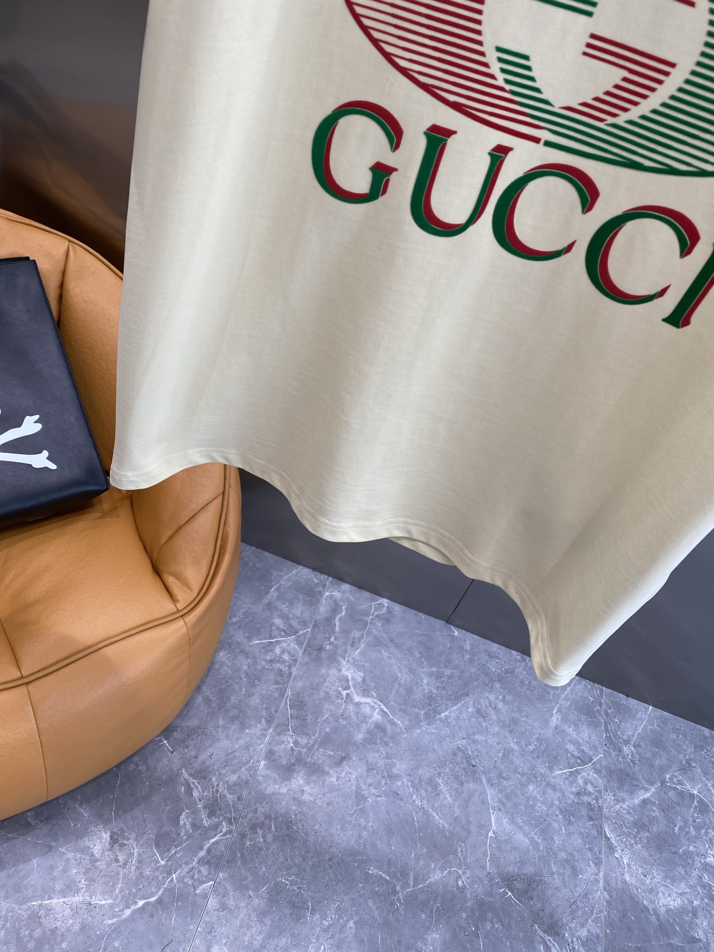 《𝙉𝙚𝙬🤍🖤 古家》
2025新款经典元素的色彩变奏
经典的“GUCCI”字样搭配双G标志，红绿配色复古