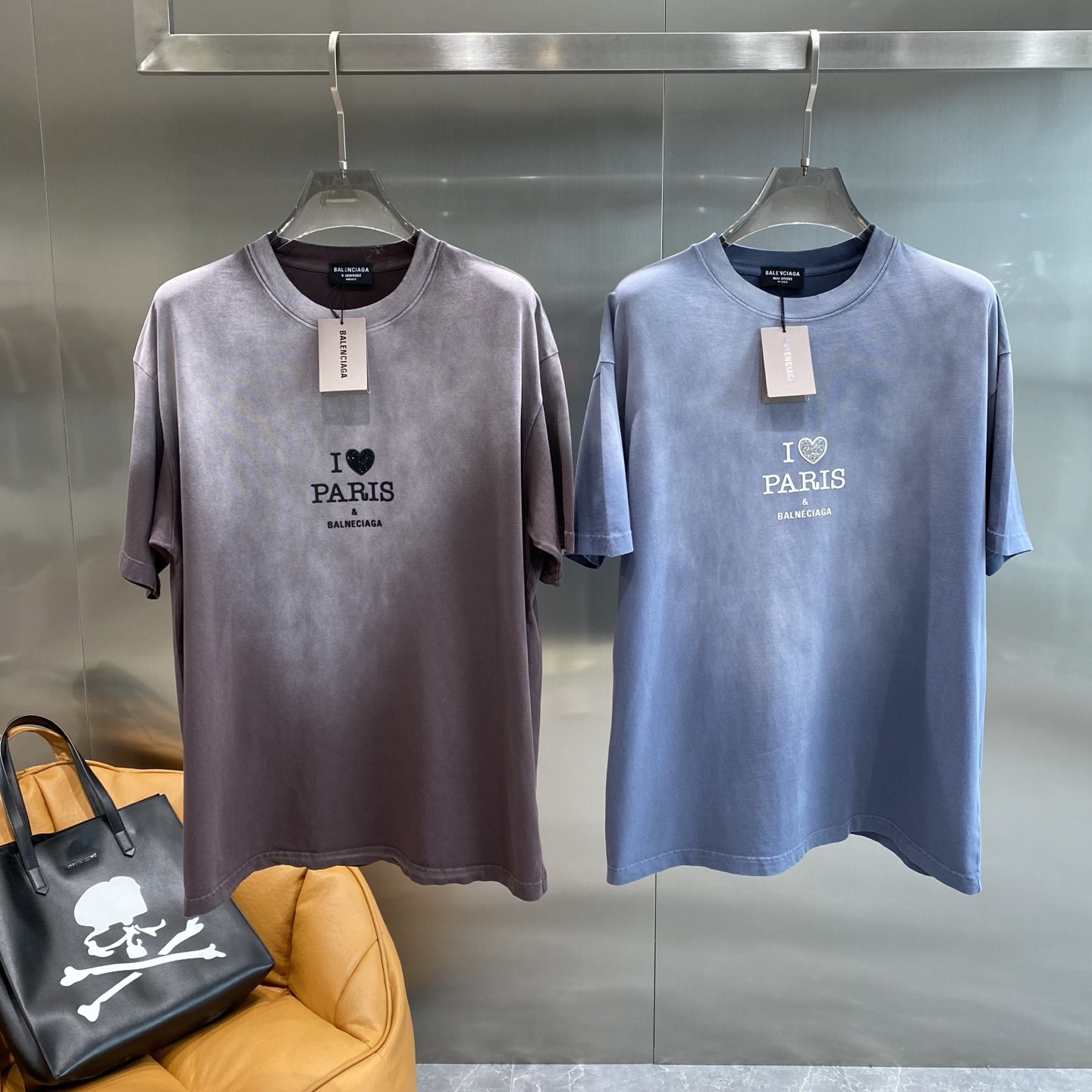 《𝙉𝙚𝙬🤍🖤 巴黎家》
Balenciaga的浪漫巴黎情怀T恤
胸前“I ❤ PARIS”字样简约又吸睛
