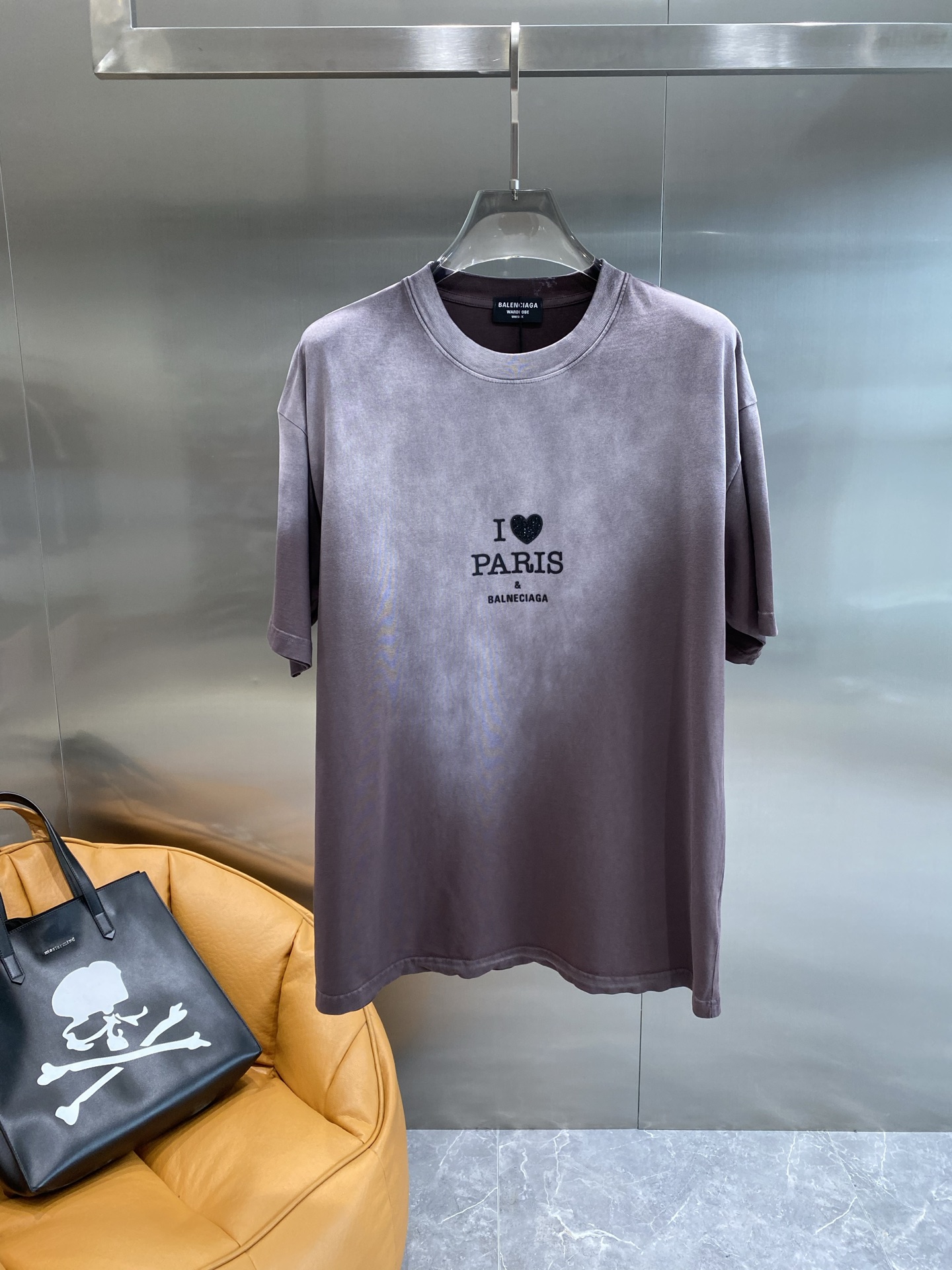 《𝙉𝙚𝙬🤍🖤 巴黎家》
Balenciaga的浪漫巴黎情怀T恤
胸前“I ❤ PARIS”字样简约又吸睛